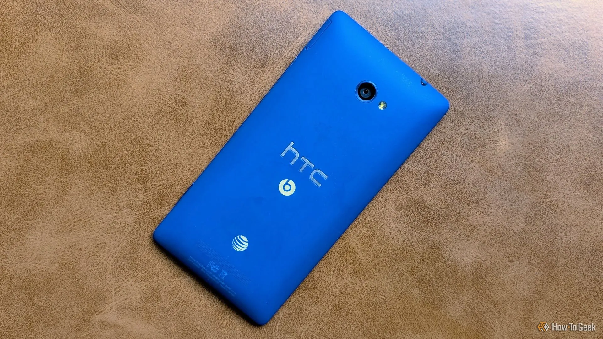 Điện thoại HTC 8X màu xanh lam nổi bật, đại diện cho Windows Phone 8