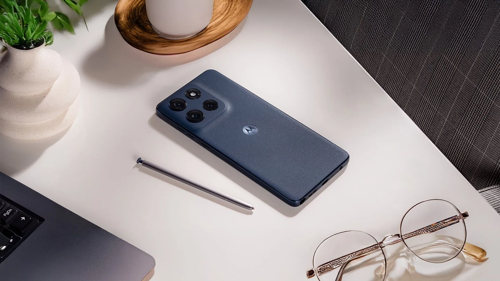 Điện thoại Motorola Moto G Stylus 2025 với bút stylus được rút ra