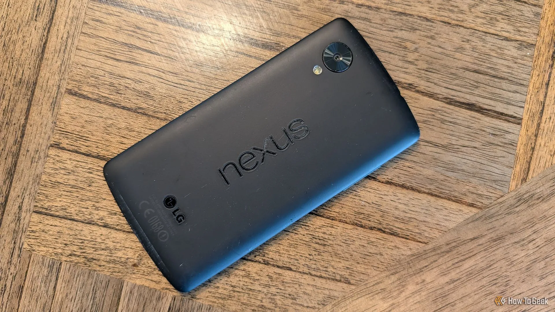 Điện thoại Nexus 5 màu đen với logo Nexus in rõ ràng