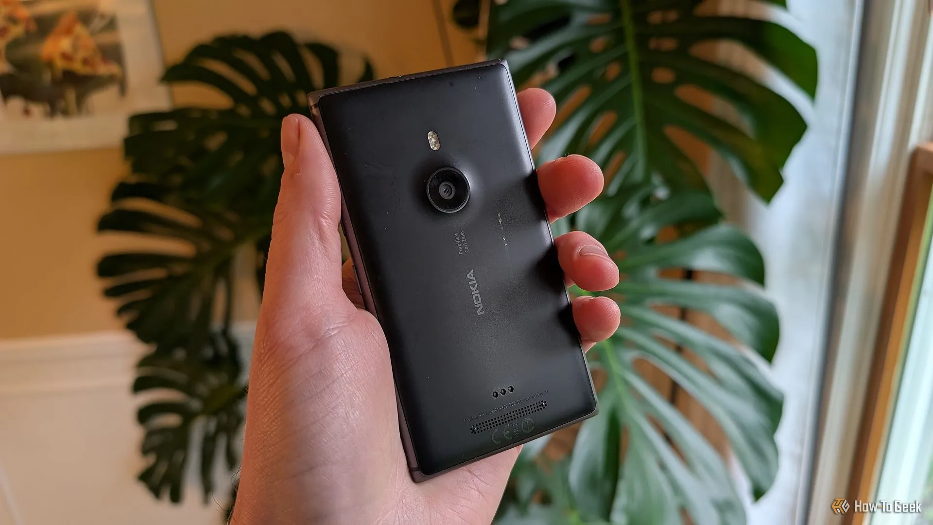 Điện thoại Nokia Lumia 925 màu bạc sang trọng với màn hình đang bật
