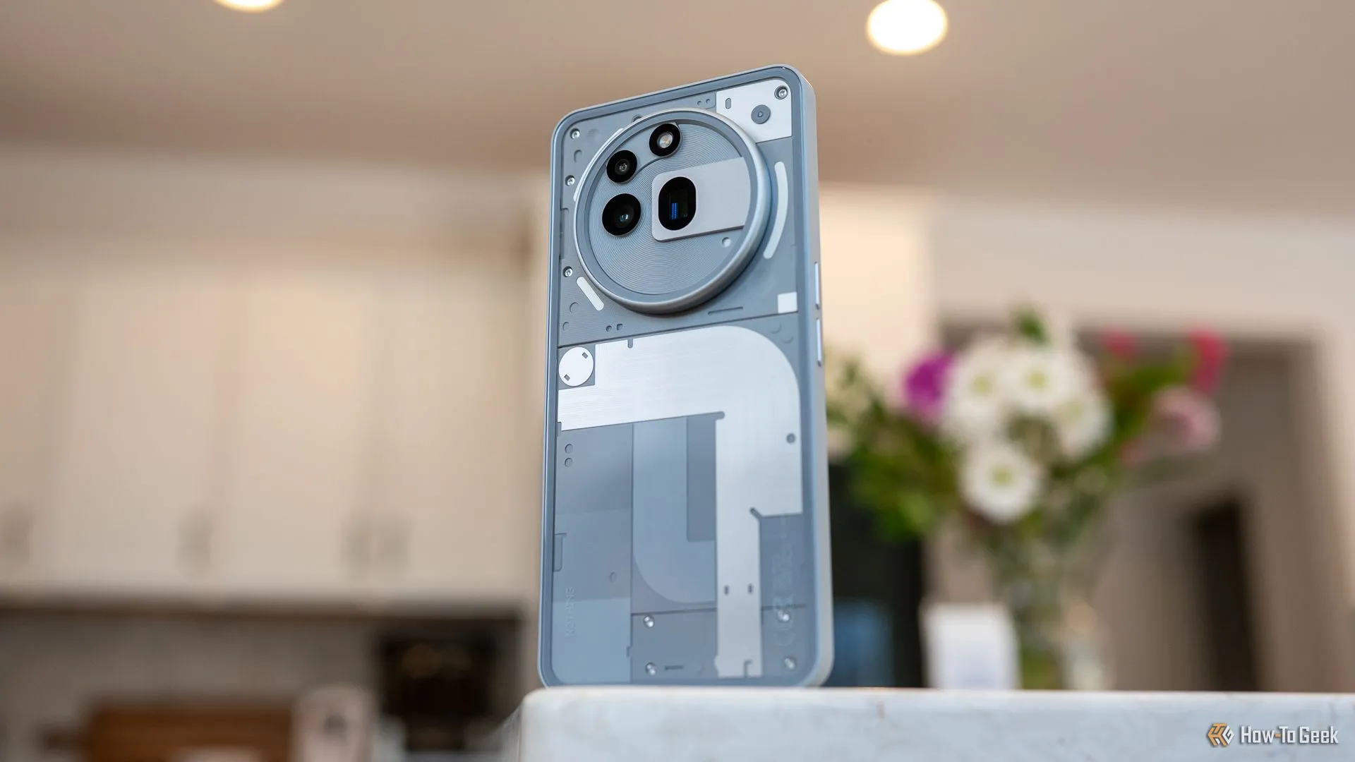 Điện thoại Nothing Phone (3a) Pro màu đen với thiết kế trong suốt và ánh sáng Glyph Interface