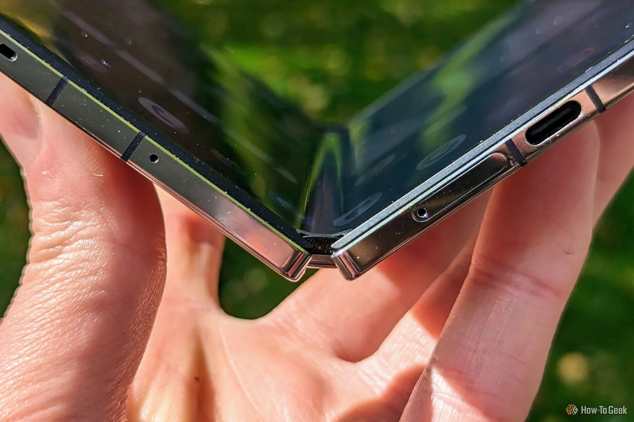 Điện thoại OnePlus Open hiển thị giao diện người dùng trên màn hình chính