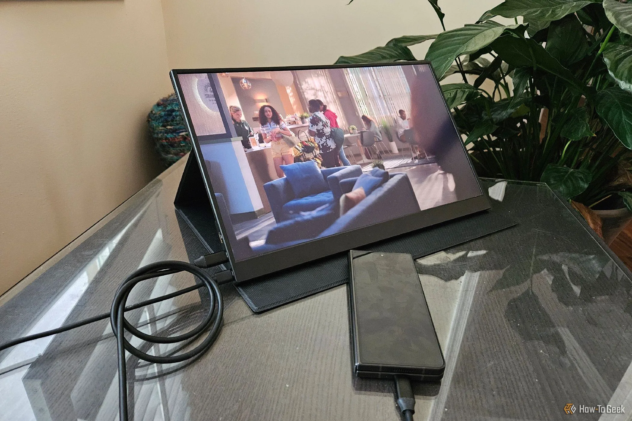 Điện thoại Samsung Galaxy Z Fold 5 hiển thị nội dung trên màn hình di động thông qua kết nối USB-C.