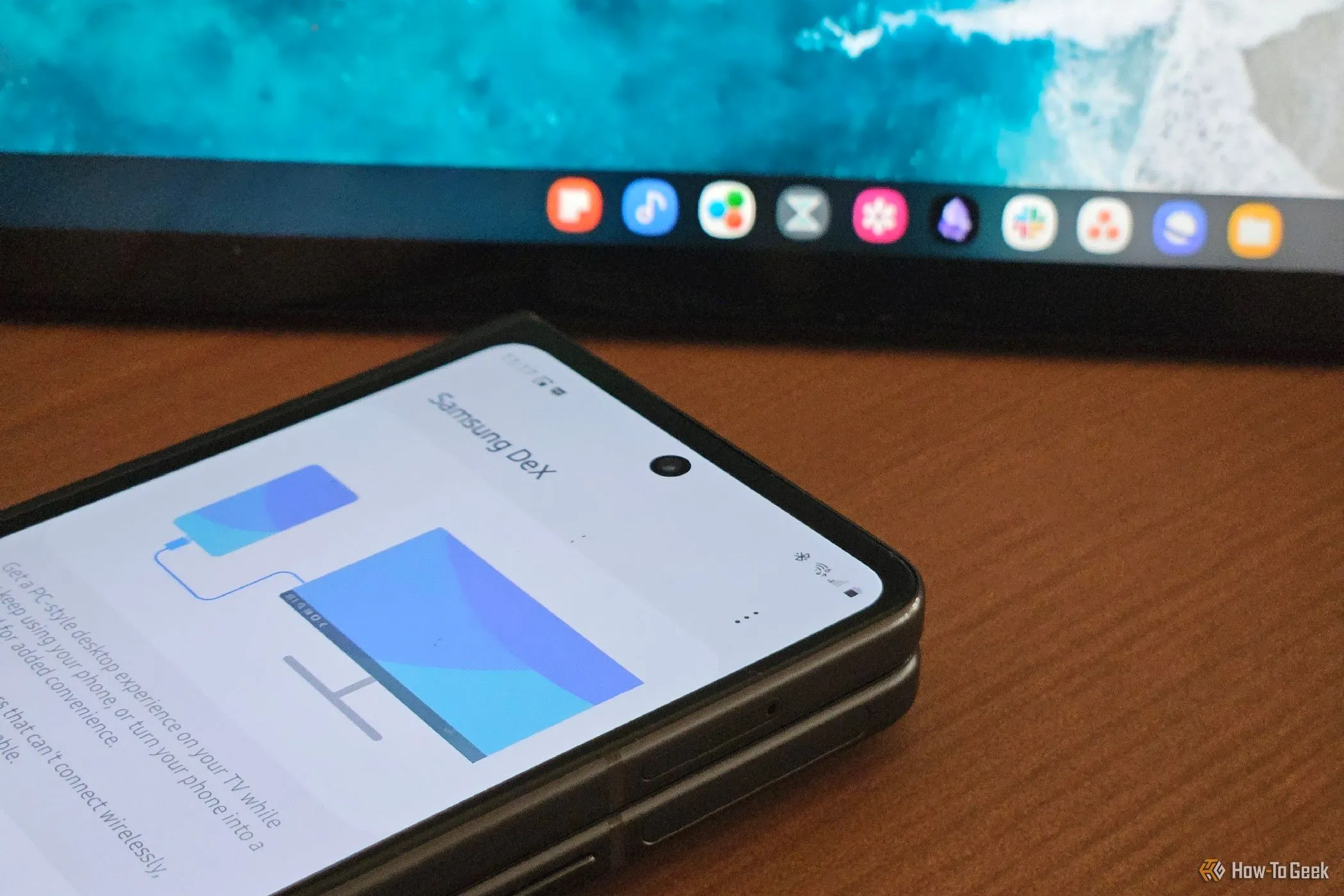 Điện thoại Samsung Galaxy Z Fold 5 kích hoạt chế độ Samsung DeX trên lapdock