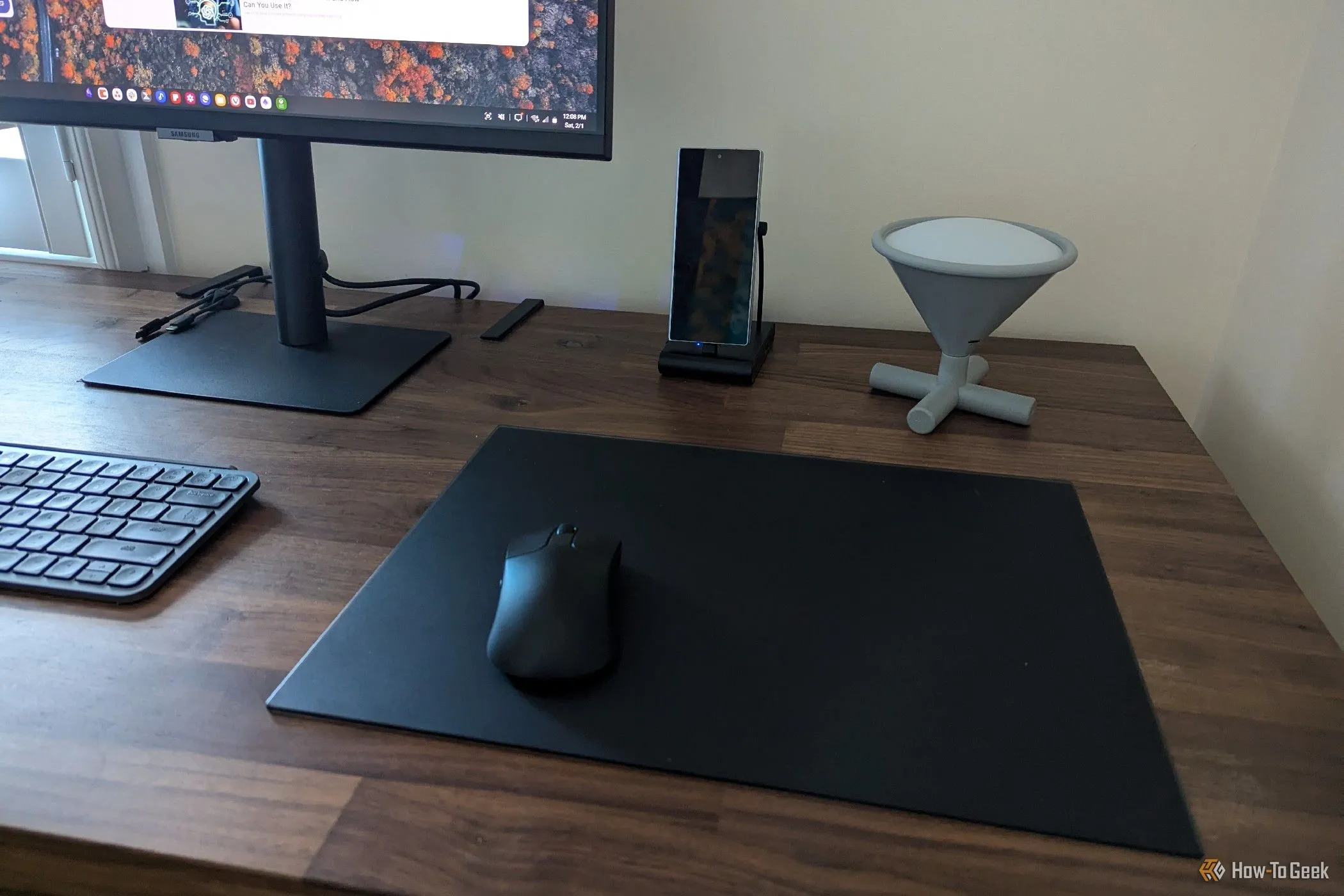 Điện thoại Samsung Galaxy Z Fold 6 kết nối với màn hình ngoài qua chế độ Samsung DeX, biến smartphone thành máy tính.