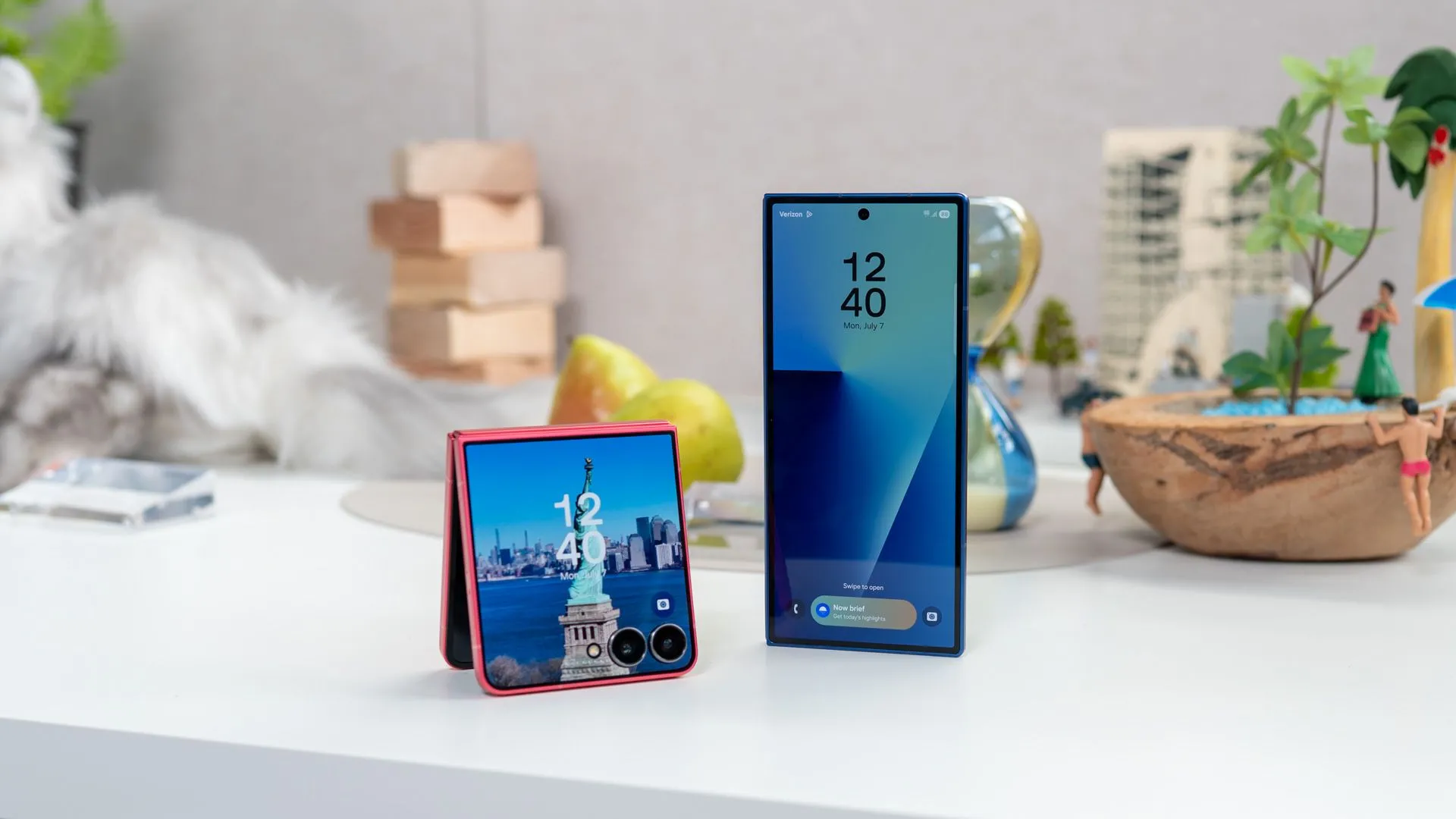 Điện thoại Samsung Galaxy Z Fold 7 và Galaxy Z Flip 7 đứng cạnh nhau trên bàn