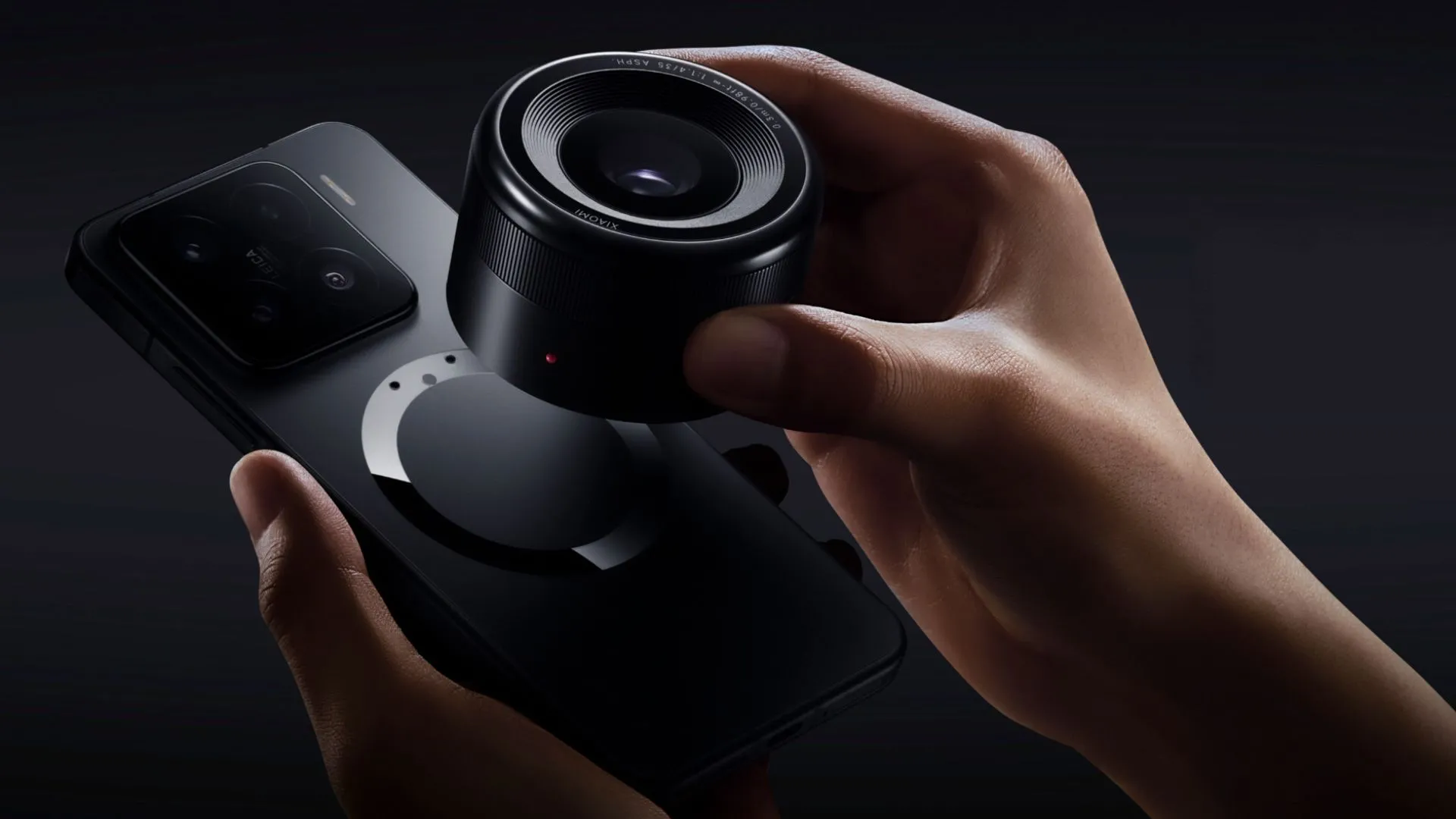 Điện thoại Xiaomi với hệ thống ống kính từ tính ở mặt sau
