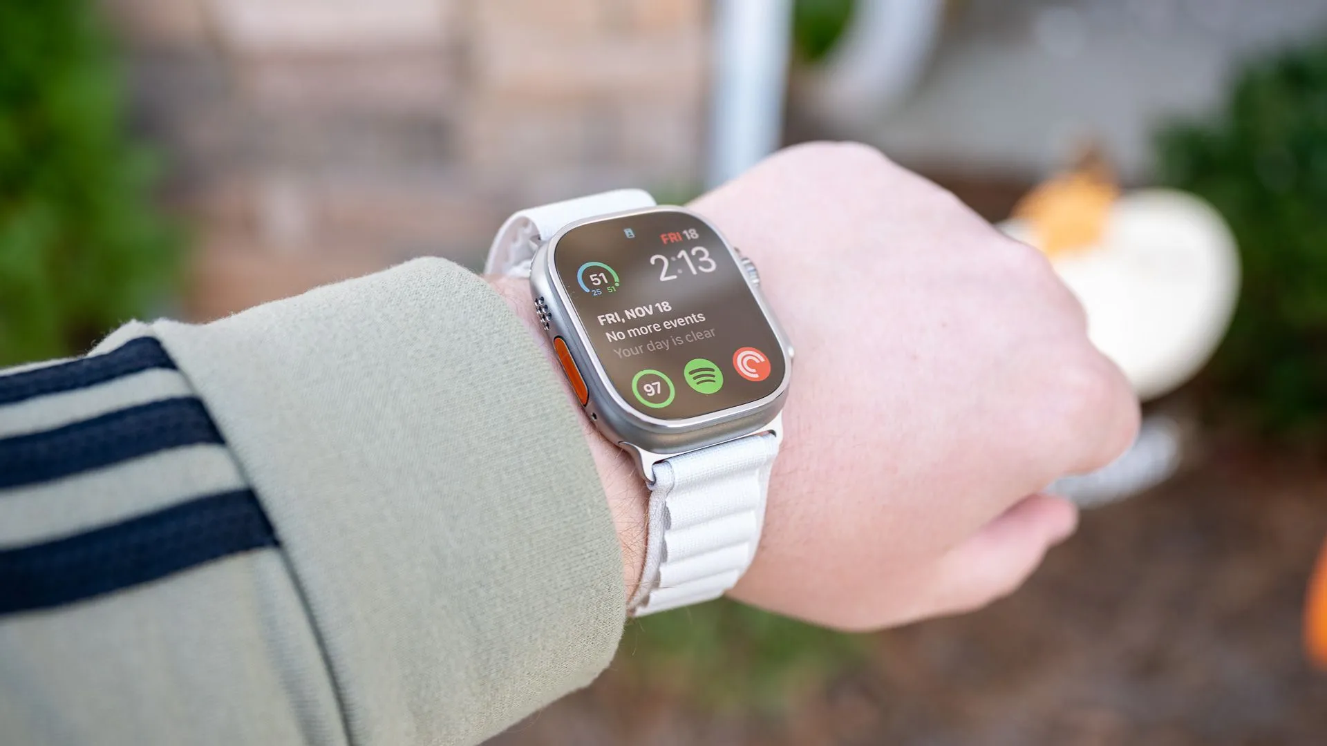 Đồng hồ Apple Watch Ultra với dây đeo Alpine Loop, minh họa thiết bị theo dõi tập luyện chuyên nghiệp