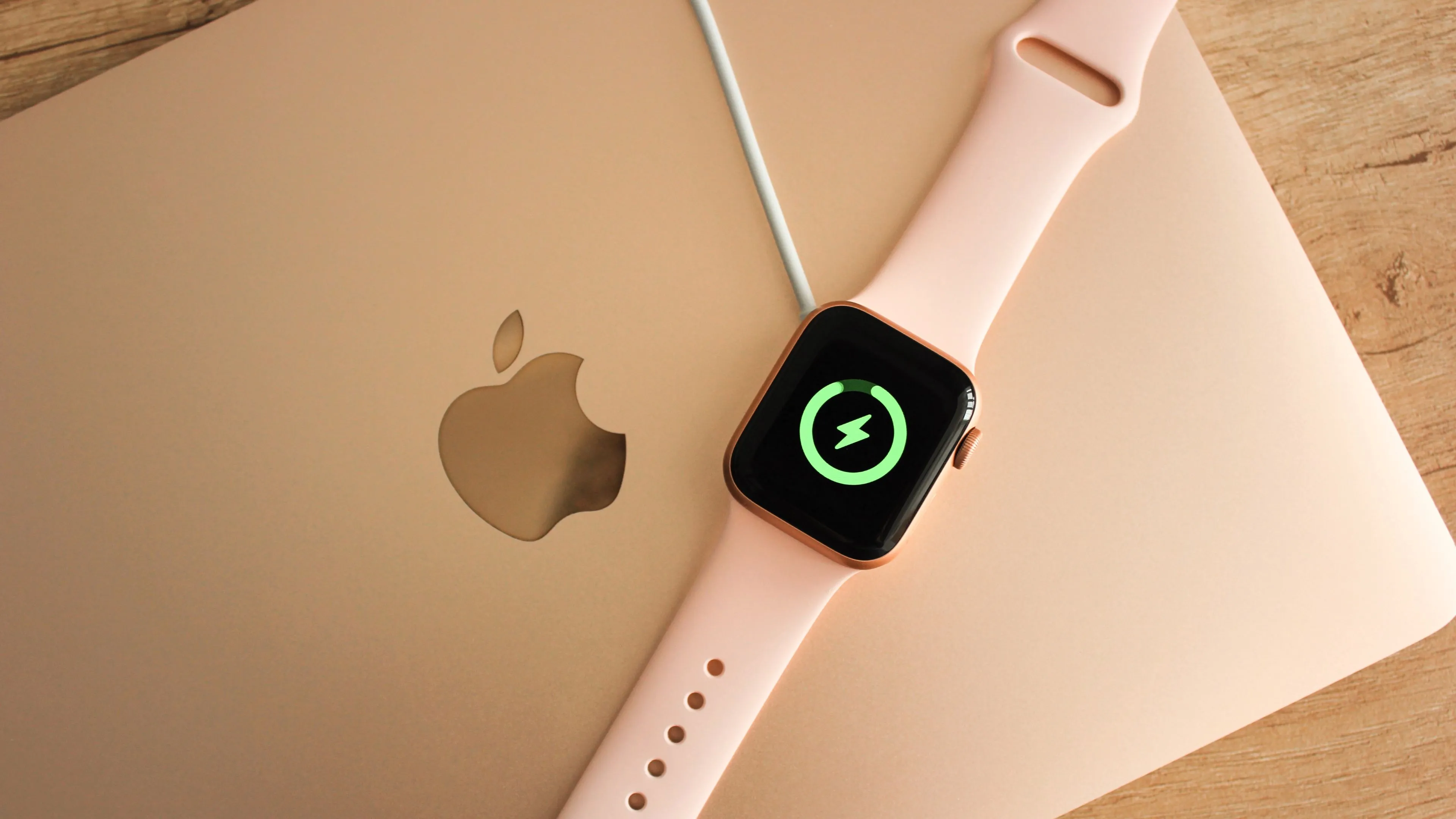 Đồng hồ thông minh Apple Watch đặt cạnh MacBook Air