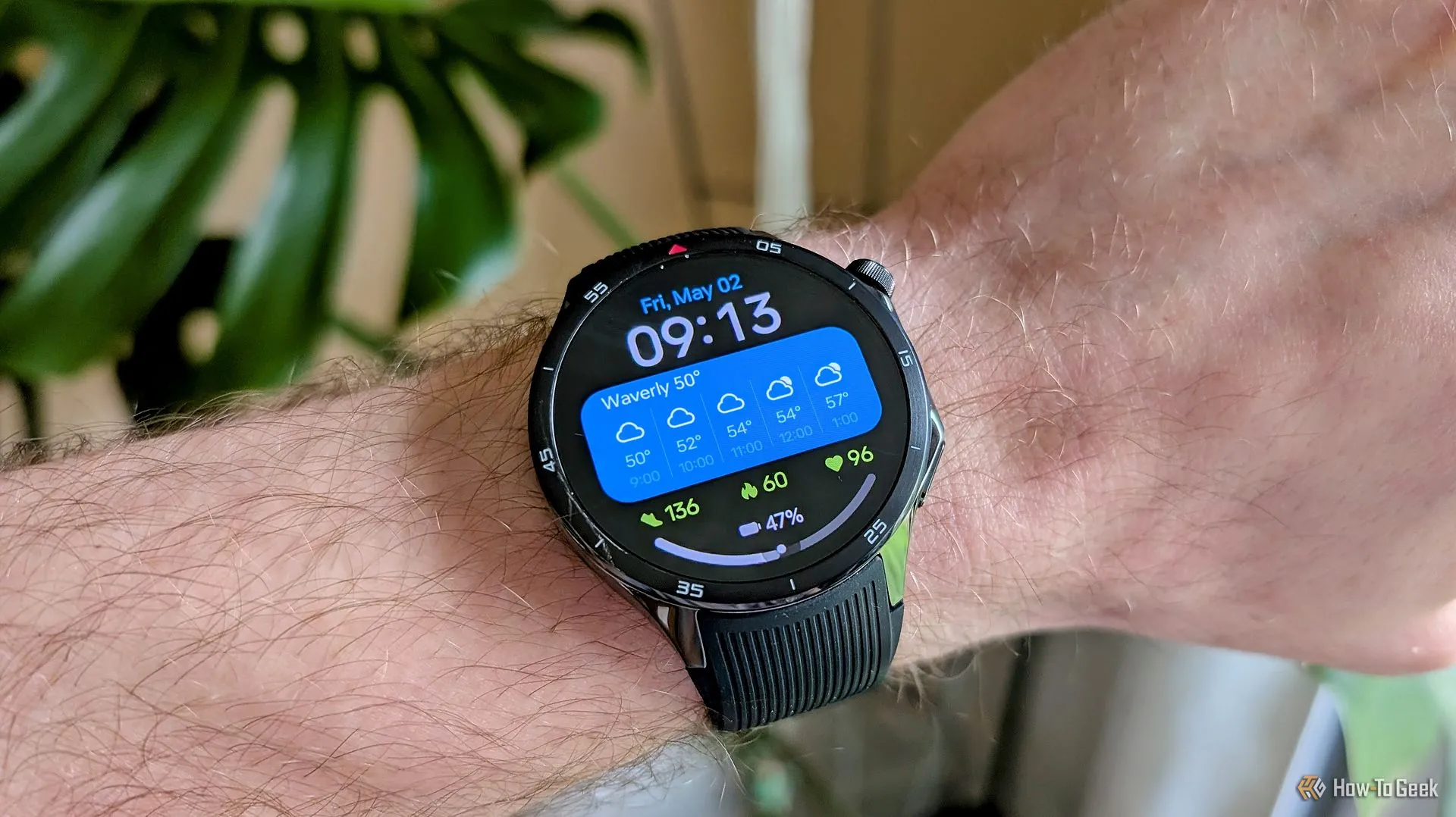 Đồng hồ thông minh OnePlus Watch 3 đang hiển thị mặt đồng hồ đa màu sắc và thông tin chi tiết, đặt trên cổ tay người dùng