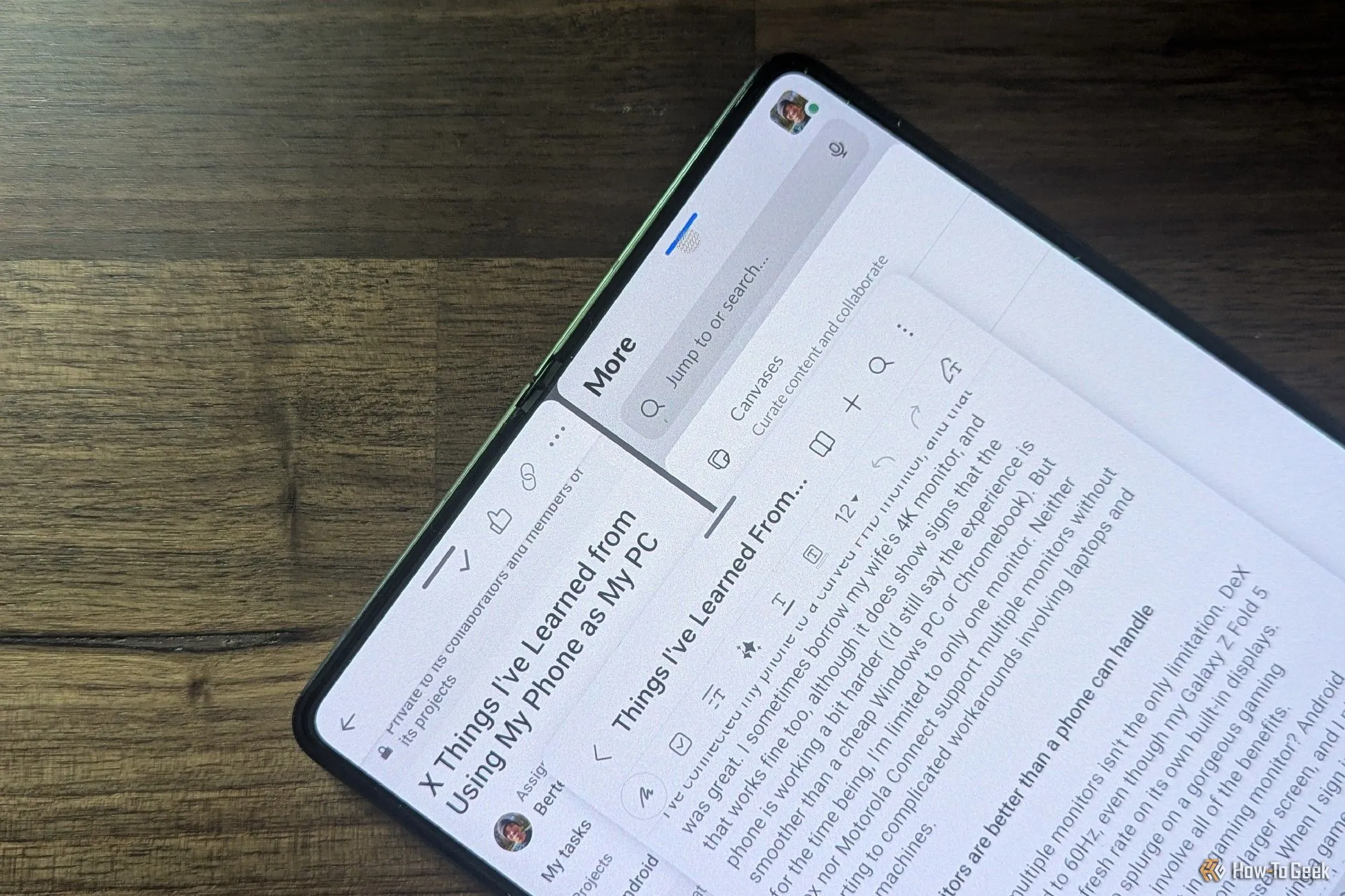 Galaxy Z Fold 5 đặt trên bàn với nhiều ứng dụng đang mở đồng thời, thể hiện khả năng đa nhiệm tuyệt vời trên thiết bị gập.