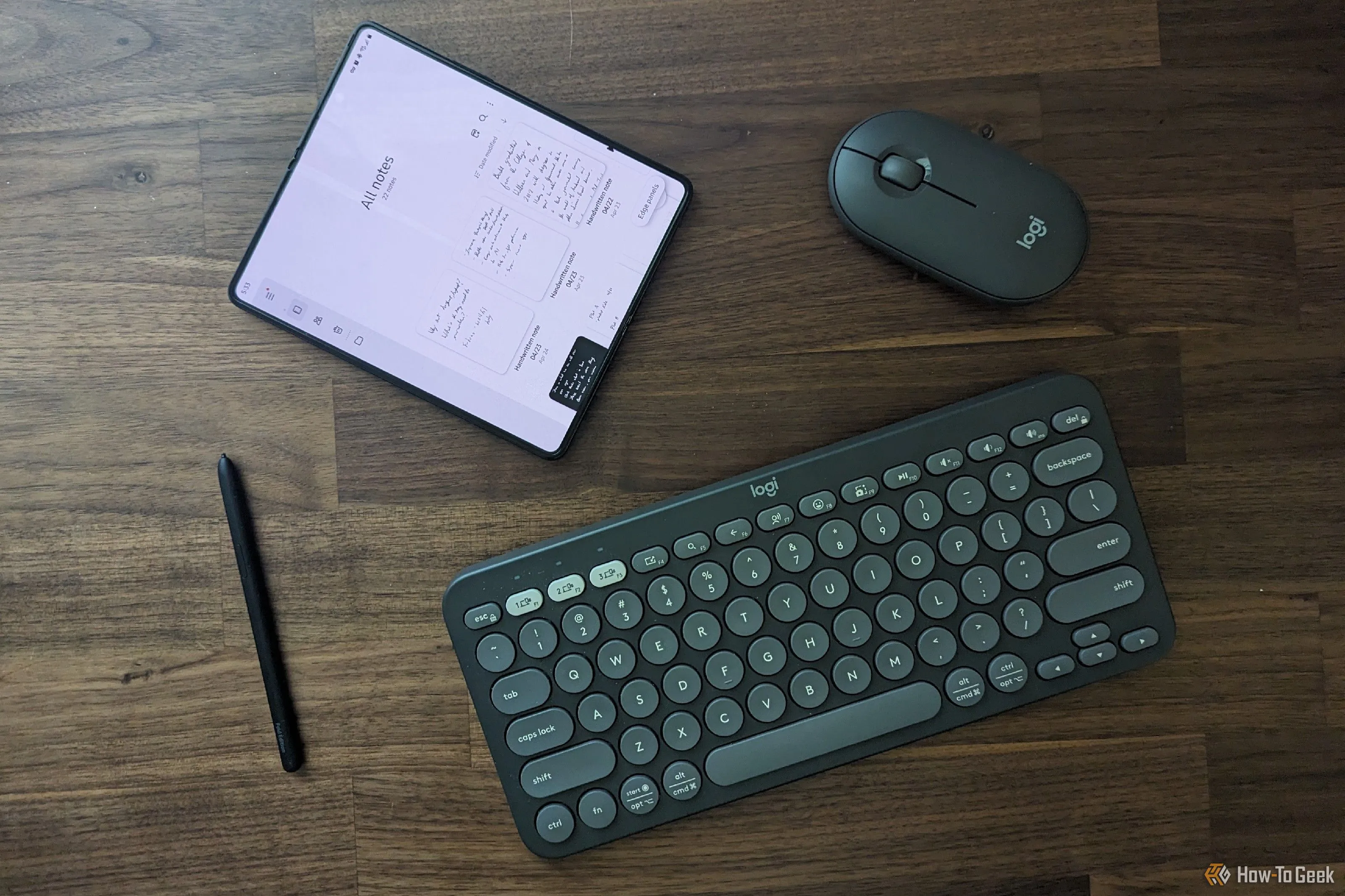 Galaxy Z Fold 5 kèm bút stylus, bàn phím Bluetooth và chuột trên bàn làm việc, minh họa khả năng thay thế PC của điện thoại gập.