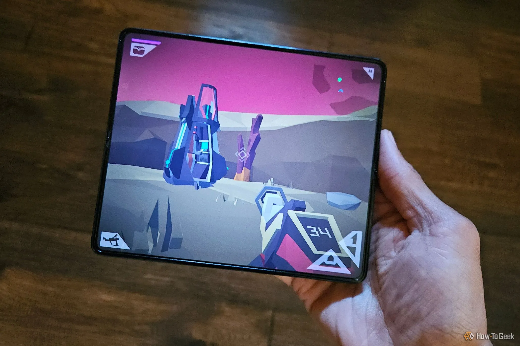Game Morphite phiên bản Android đang chạy mượt mà trên Samsung Galaxy Z Fold 5, minh họa khả năng thích ứng của các tựa game PC indie với màn hình di động.