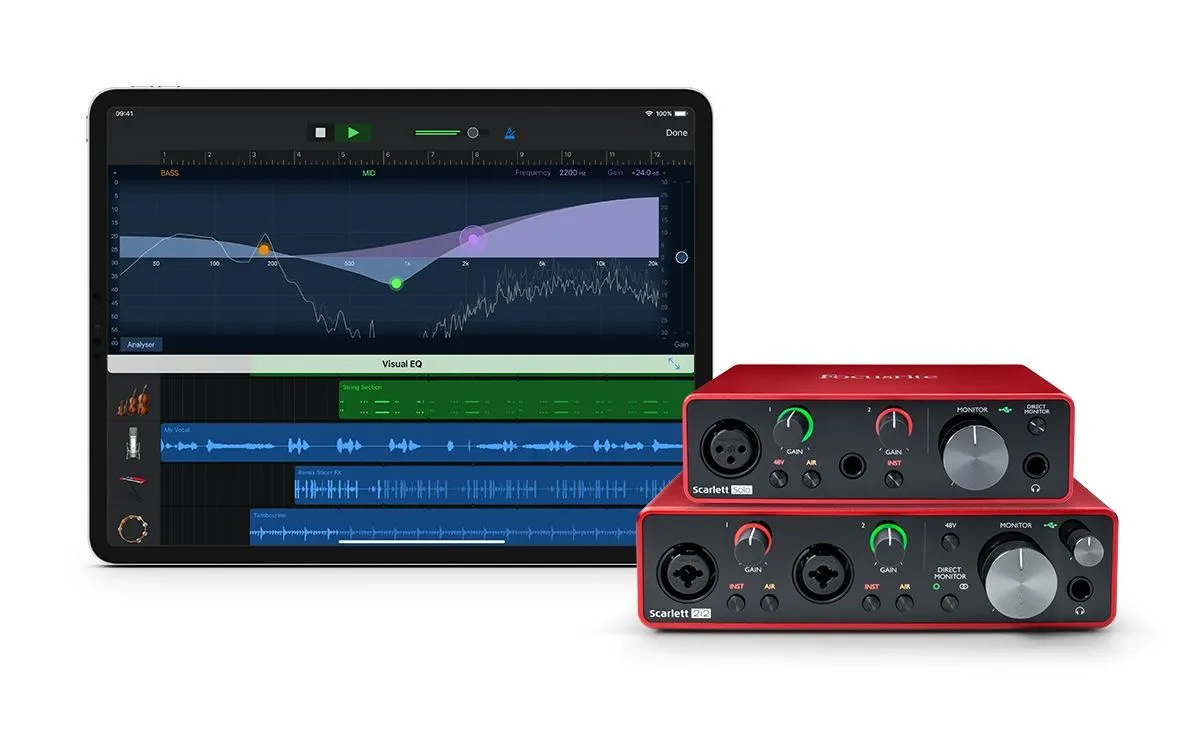 Giao diện âm thanh Focusrite kết nối với iPad Pro đặt trên bàn