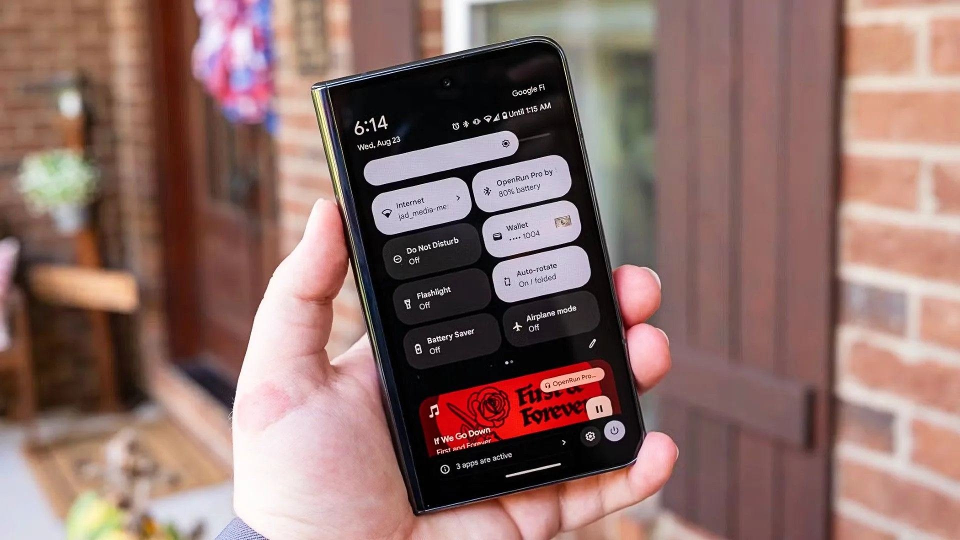 Giao diện cài đặt nhanh trên Google Pixel Fold, cho thấy tùy chọn chuyển đổi sang chế độ khách (Guest Mode).
