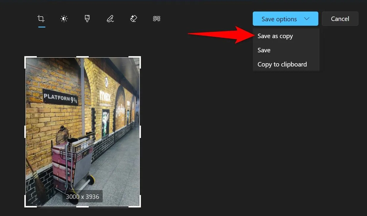 Giao diện chỉnh sửa ảnh trong ứng dụng Photos trên Windows 11, với tùy chọn &quot;Save Options&quot; và &quot;Save as Copy&quot; được làm nổi bật để lưu bản sao ảnh sau khi chỉnh sửa.