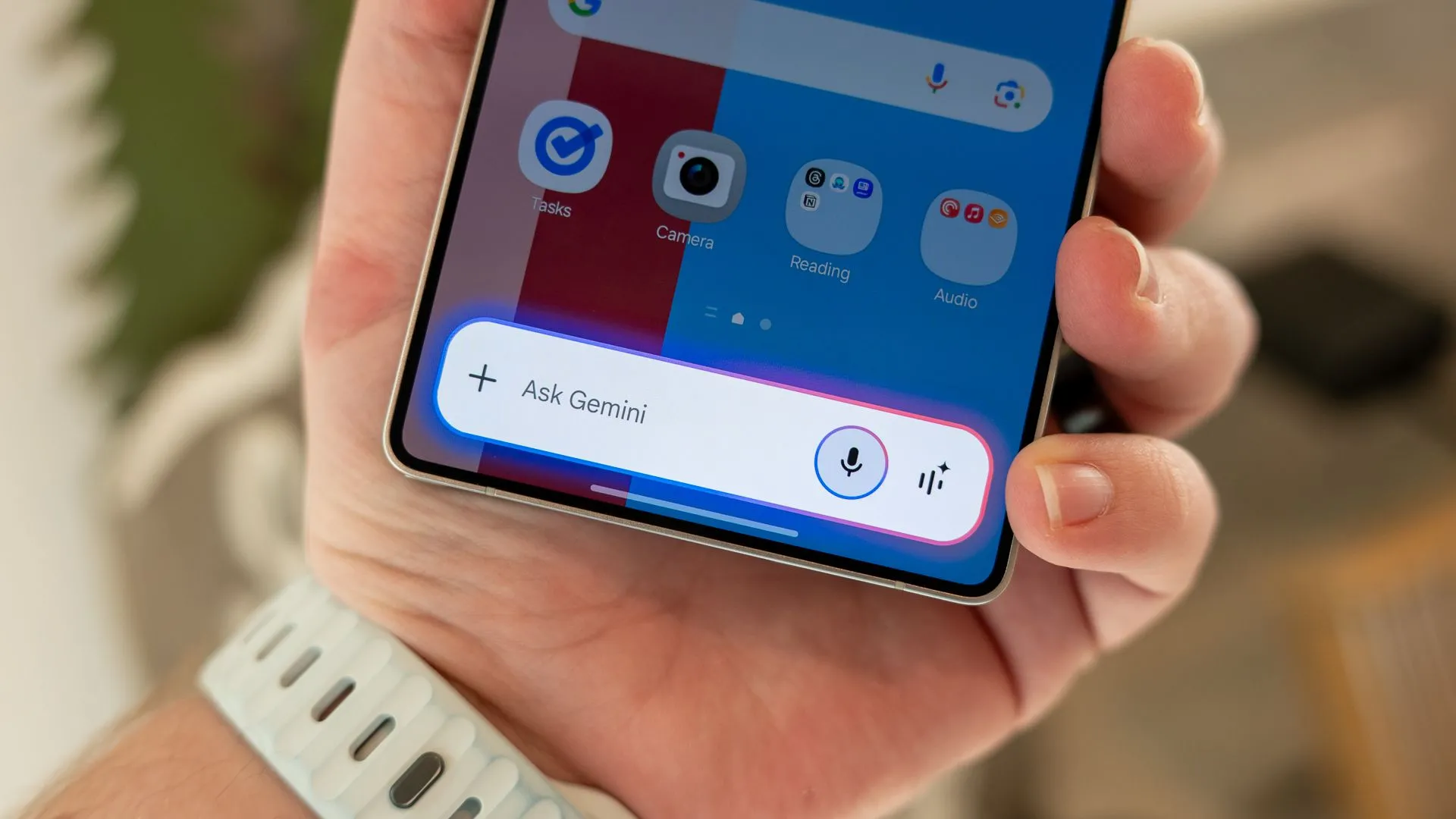 Giao diện Google Gemini trên điện thoại Samsung Galaxy S25 Ultra với chủ đề tối và bong bóng chat