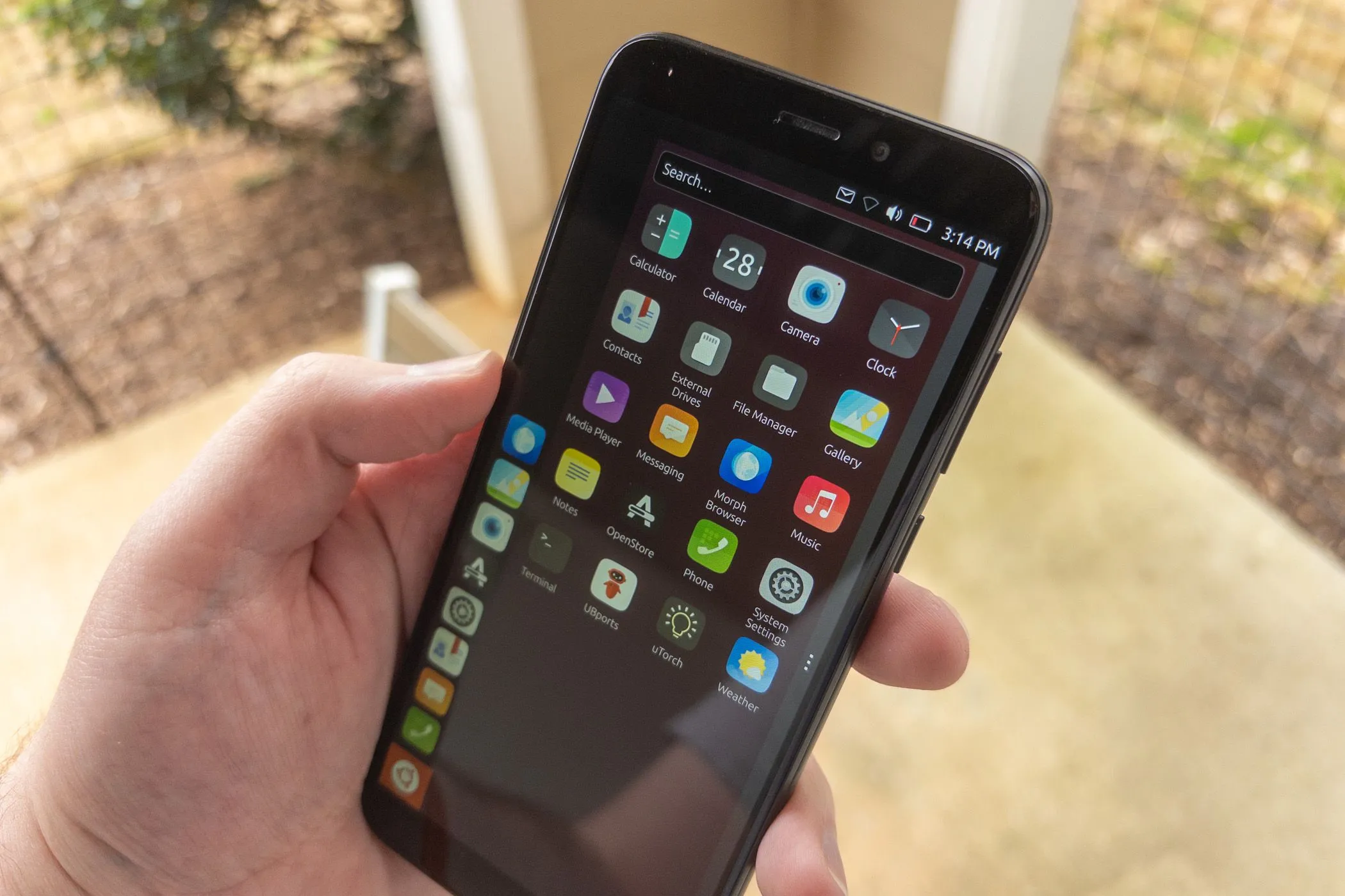 Giao diện hệ điều hành Ubuntu Touch trên một chiếc smartphone