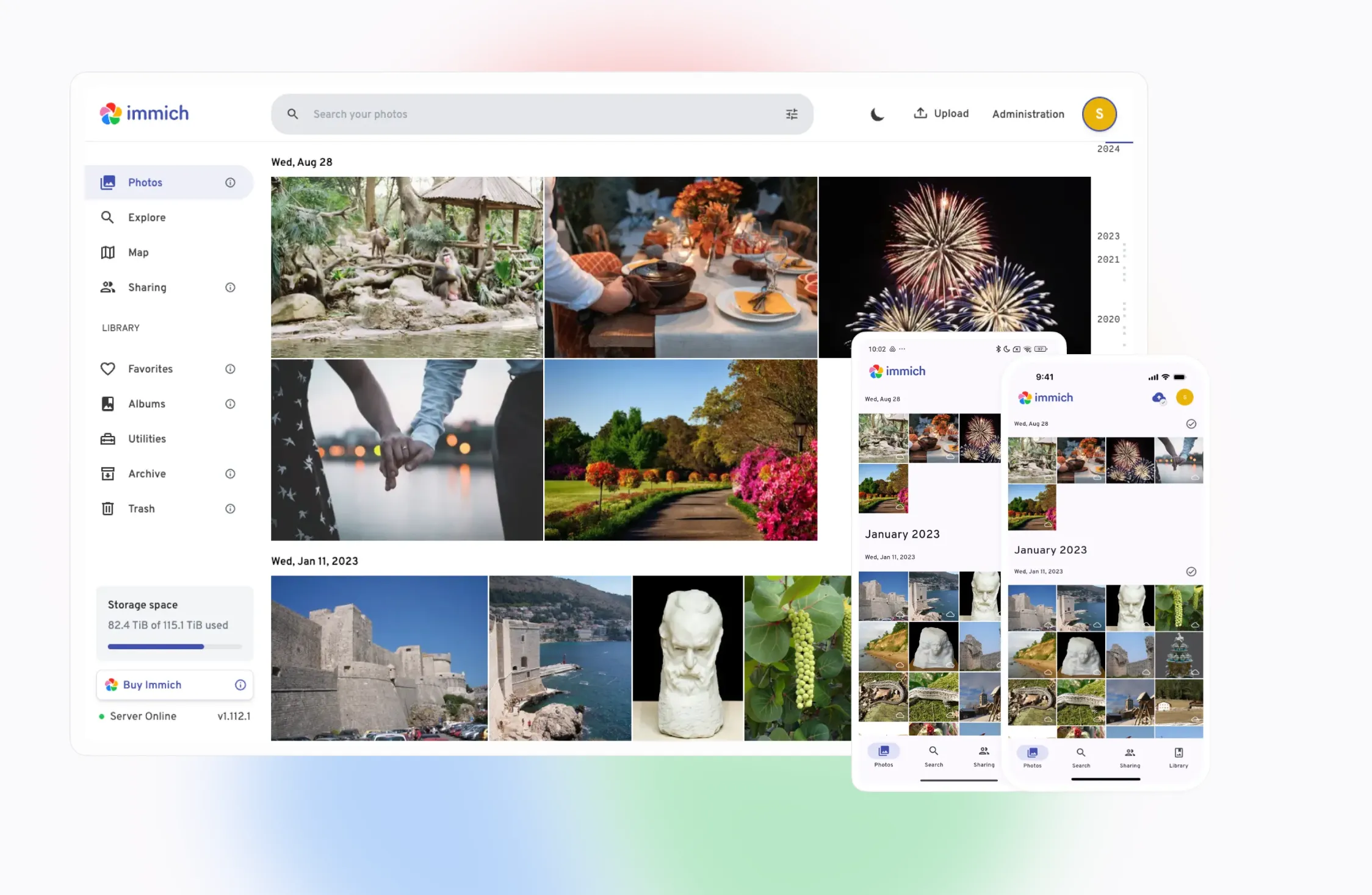 Giao diện người dùng của ứng dụng web sao lưu ảnh Immich trên cả thiết bị di động và máy tính để bàn.