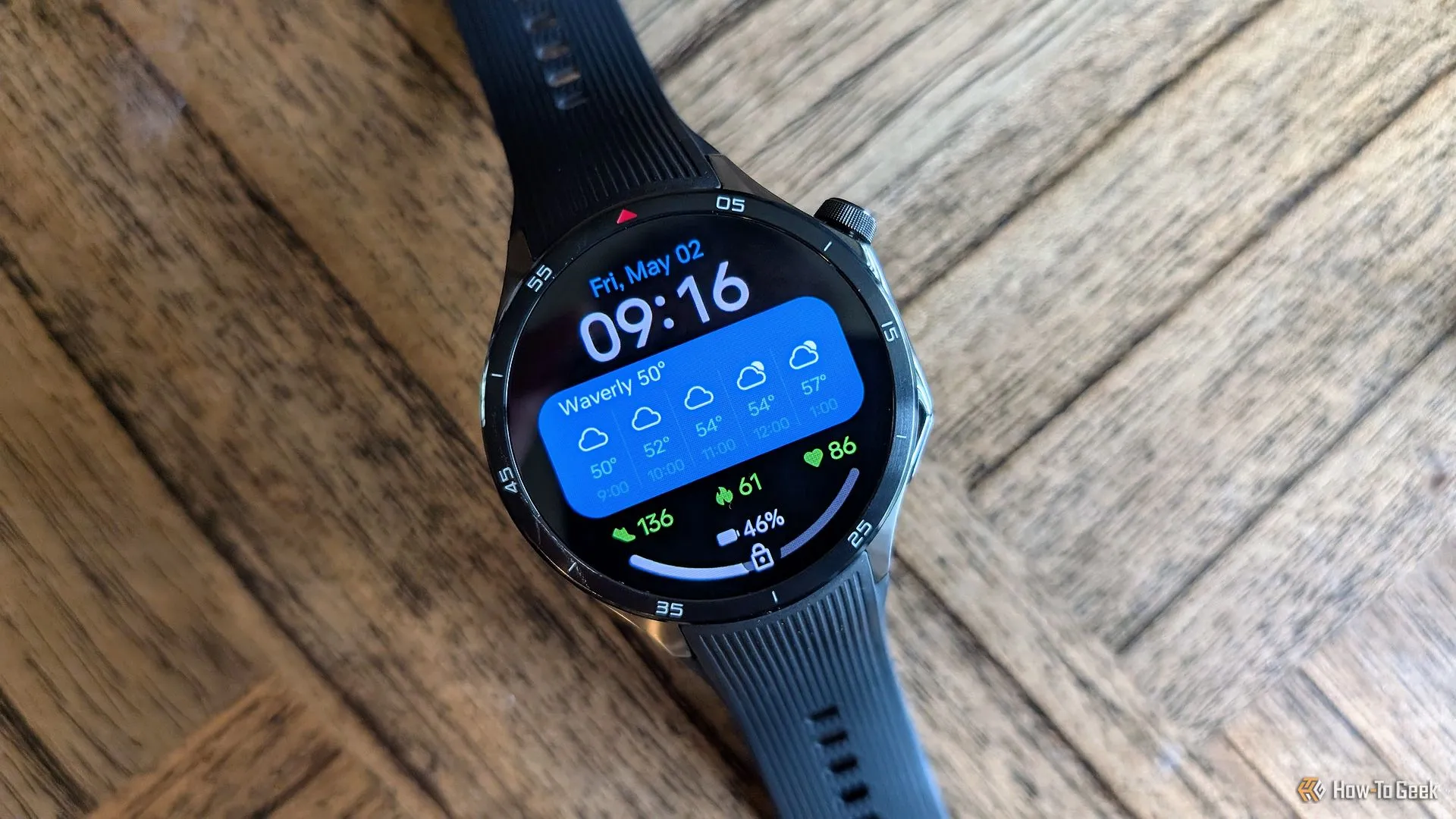 Giao diện người dùng Wear OS 5 được tùy biến trên OnePlus Watch 3, hoạt động mượt mà nhờ chip Snapdragon W5.