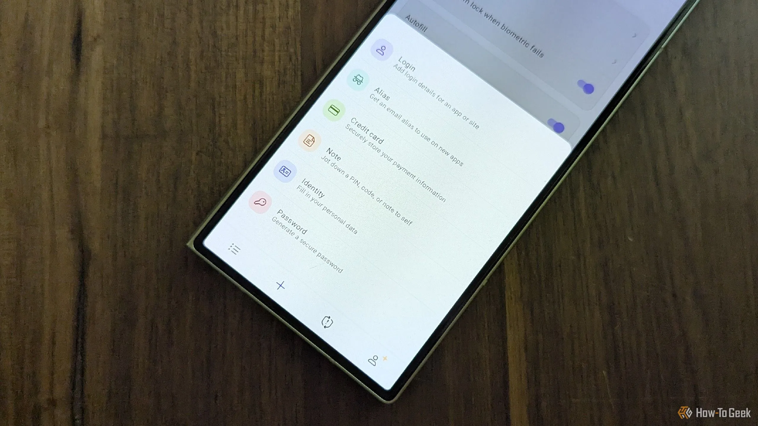Giao diện Proton Pass đang tạo email alias trên điện thoại Samsung Galaxy Z Fold 6