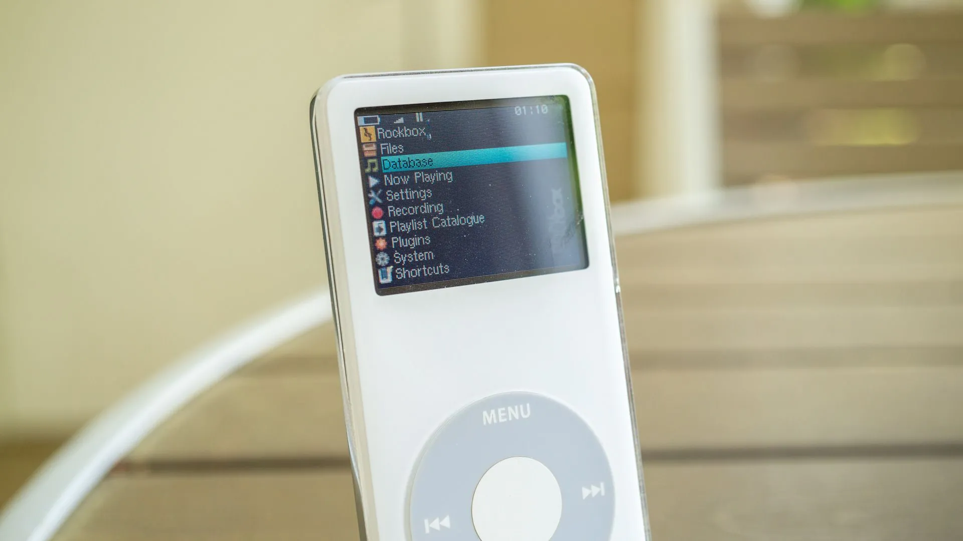 Giao diện Rockbox trên màn hình của một chiếc iPod Nano
