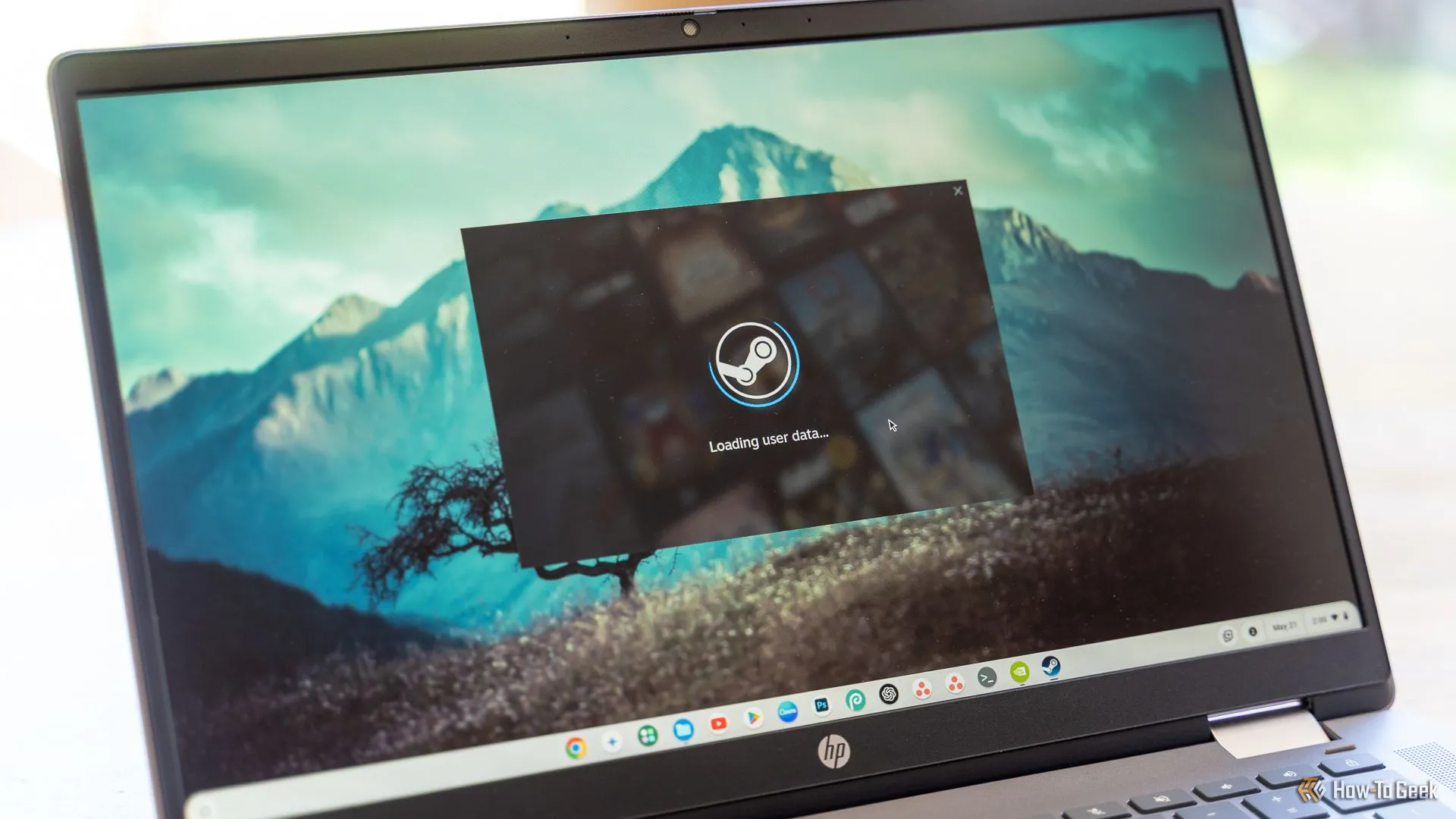 Giao diện Steam for ChromeOS đang khởi động trên màn hình Chromebook, thể hiện quá trình chạy game trực tiếp trên hệ điều hành này.