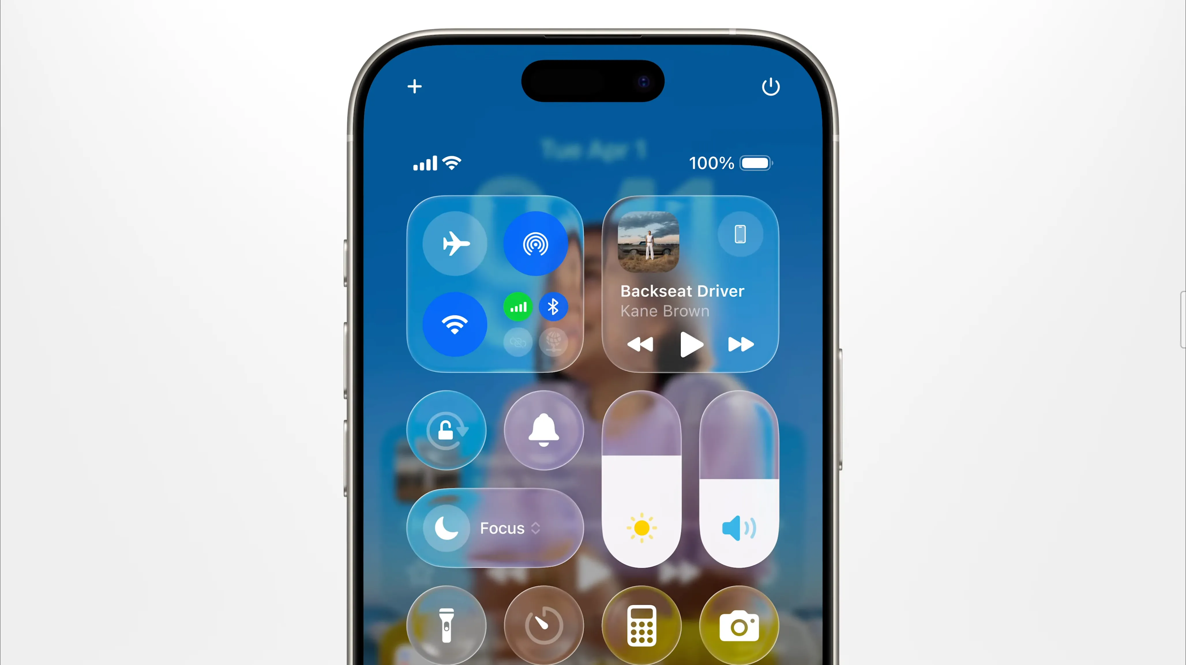 Giao diện Trung tâm điều khiển iOS 26 với hiệu ứng Liquid Glass.