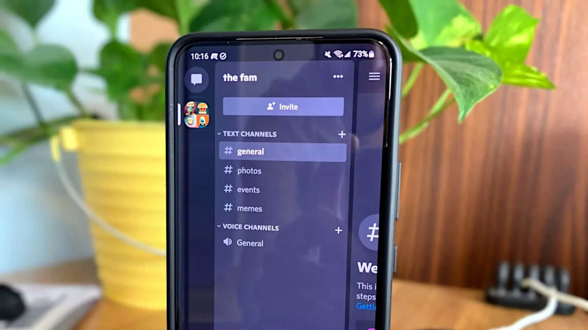 Giao diện ứng dụng Discord hiển thị cuộc trò chuyện nhóm, cho thấy các tính năng và trải nghiệm người dùng trên nền tảng này.