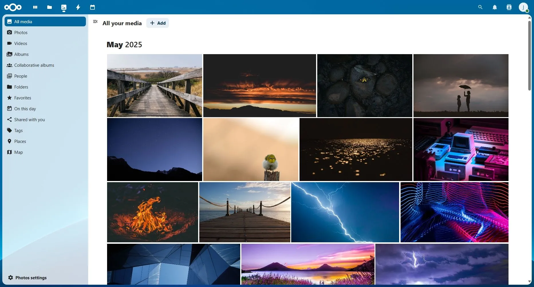 Giao diện ứng dụng Nextcloud Photos hiển thị ảnh và album theo dòng thời gian