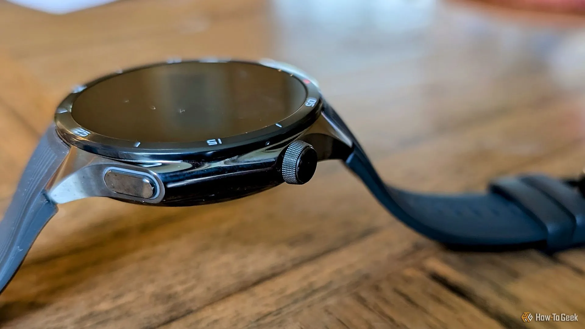 Góc cận cảnh OnePlus Watch 3 trên bàn, làm nổi bật thiết kế vỏ thép không gỉ và mặt kính sapphire.