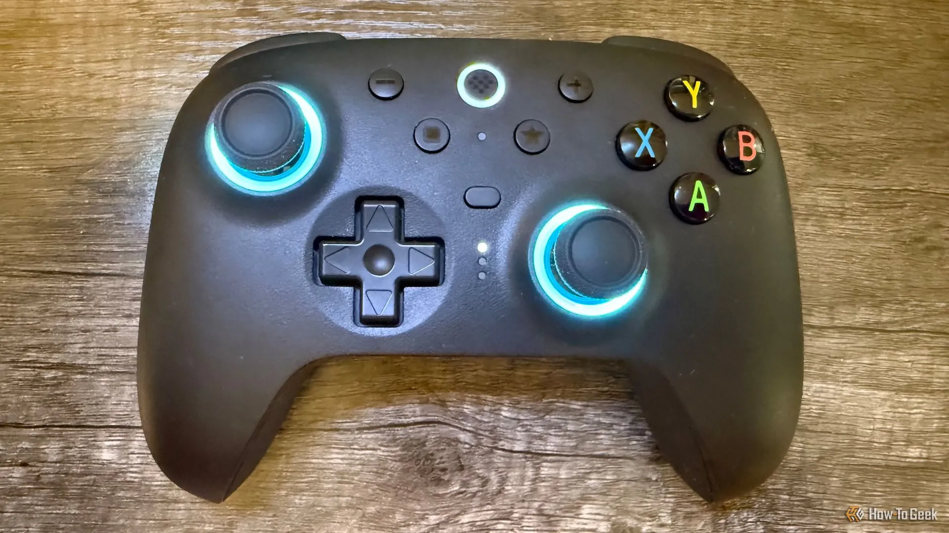 Góc nhìn trên cao của tay cầm 8BitDo Ultimate 2 Wireless, làm nổi bật D-pad và các nút chức năng.