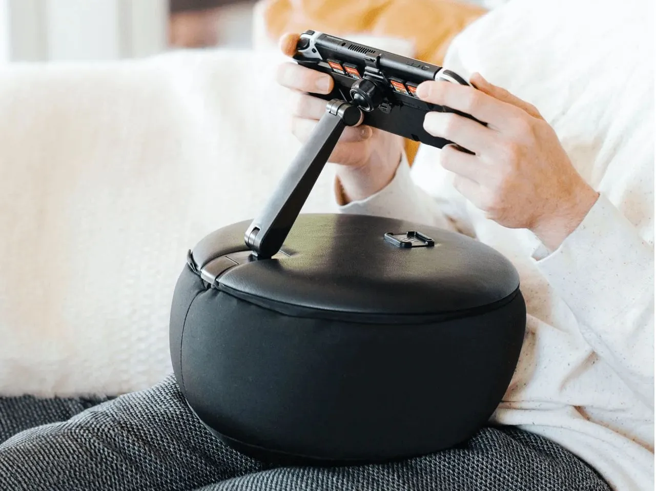 Gối gaming Mechanism có tay đỡ thiết bị cầm tay như Steam Deck.