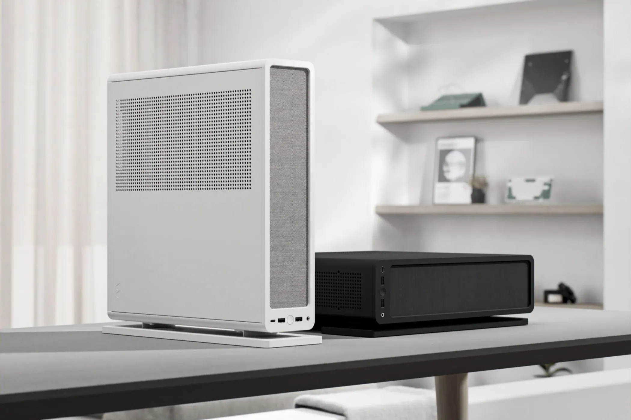 Hai case máy tính Fractal Design Ridge màu đen và trắng đặt trên bàn.