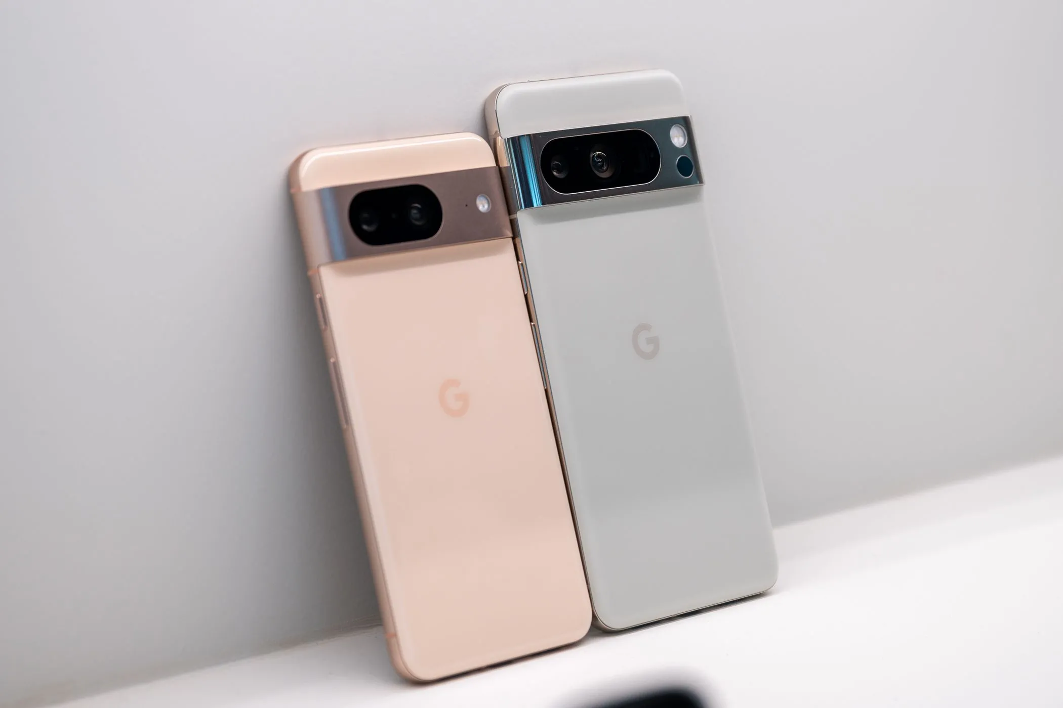 Hai mẫu điện thoại Google Pixel 8 và Pixel 8 Pro đặt cạnh nhau, minh họa cho việc hỗ trợ cập nhật phần mềm lâu dài từ nhà sản xuất.