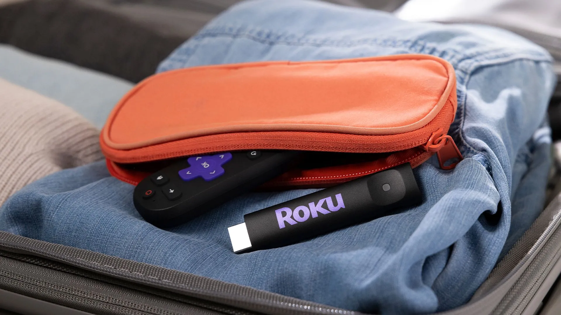 Hai thiết bị Roku Streaming Stick Plus và Streaming Stick trên bề mặt gỗ