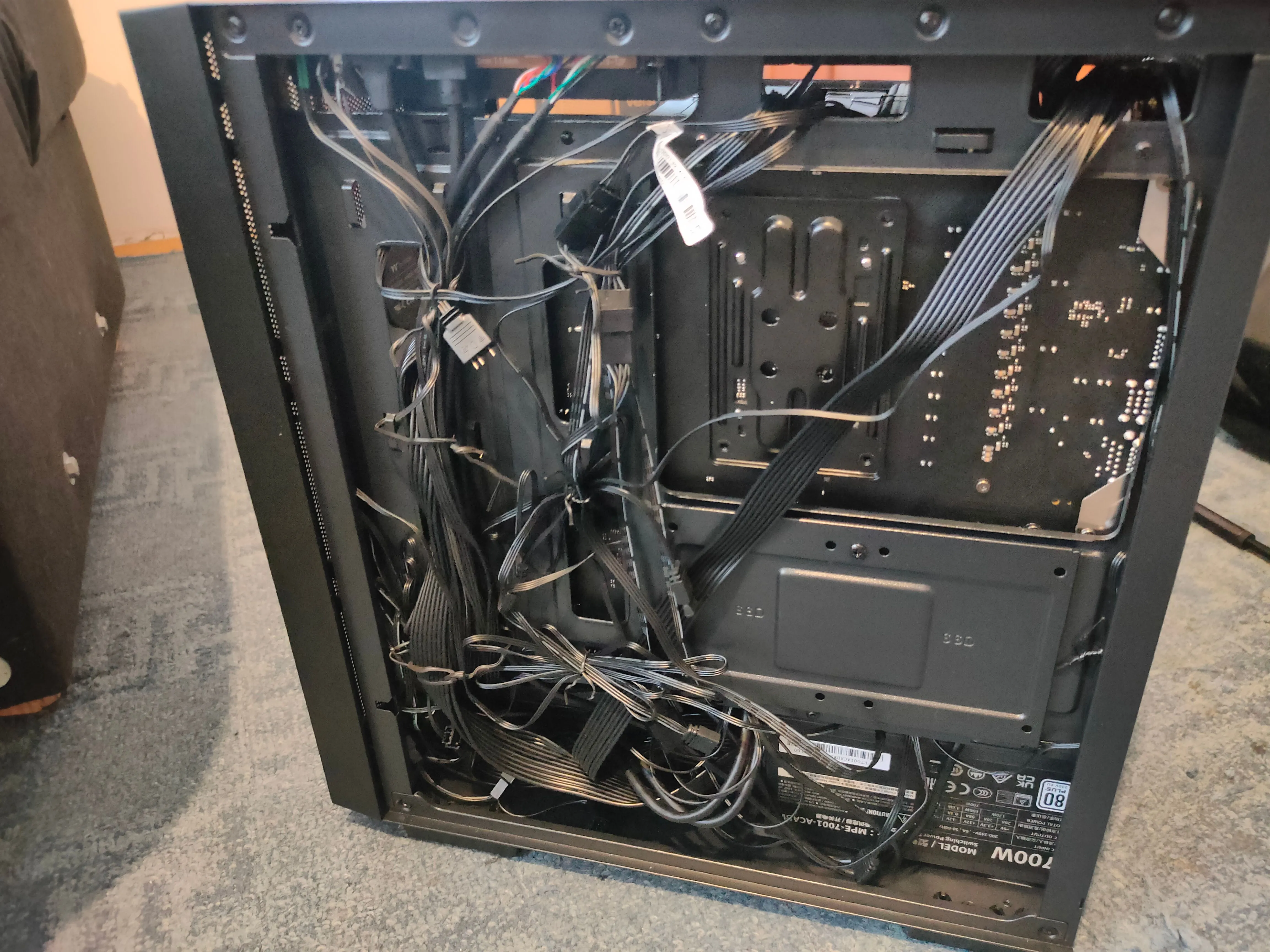 Hệ thống dây cáp được quản lý gọn gàng phía sau máy tính, minh họa lợi ích của PC treo tường trong việc giấu dây.