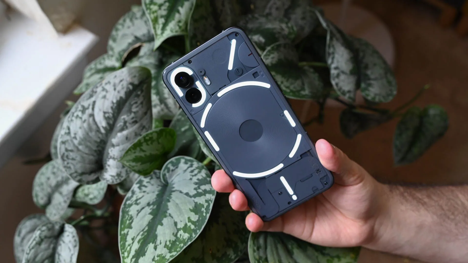 Hệ thống đèn Glyph Interface độc đáo ở mặt lưng Nothing Phone (2), biểu tượng cho thiết kế sáng tạo và khác biệt của thương hiệu này.