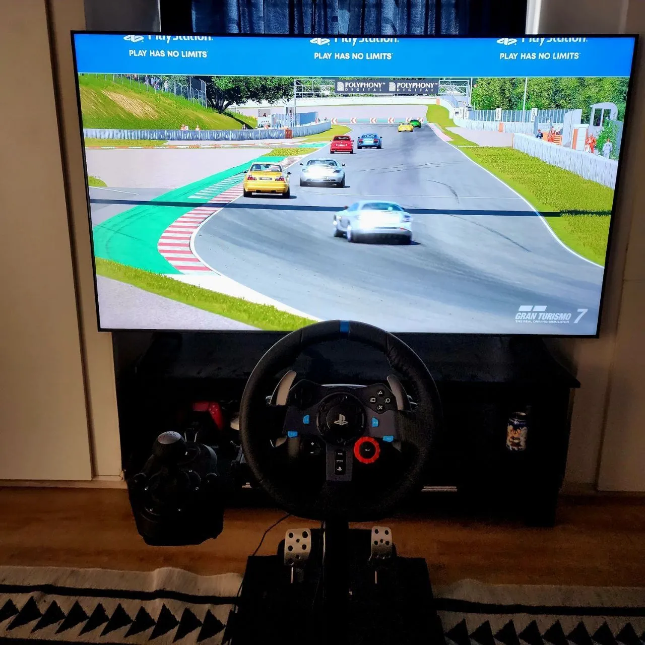 Hệ thống vô lăng đua xe Gran Turismo với vô lăng, bàn đạp và ghế đua cho trải nghiệm chân thực.