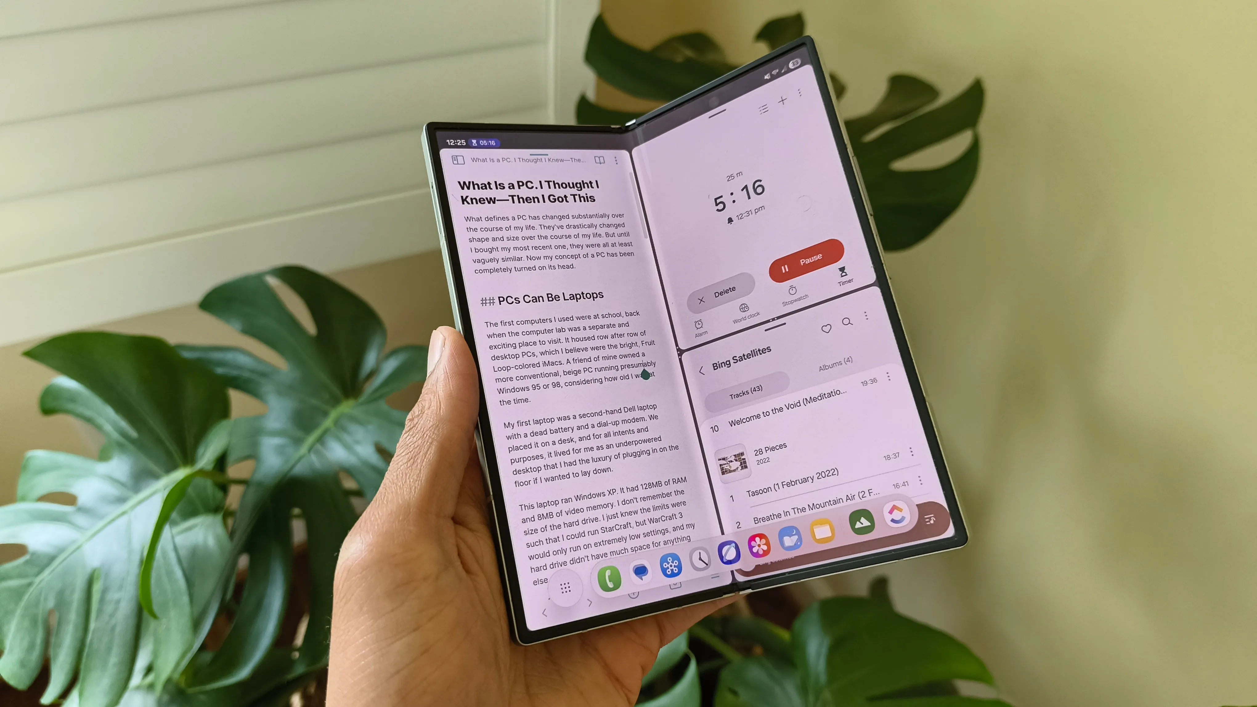 Hình ảnh minh họa một chiếc điện thoại gập Samsung Galaxy Z Fold 6, đại diện cho công nghệ gập hiện tại