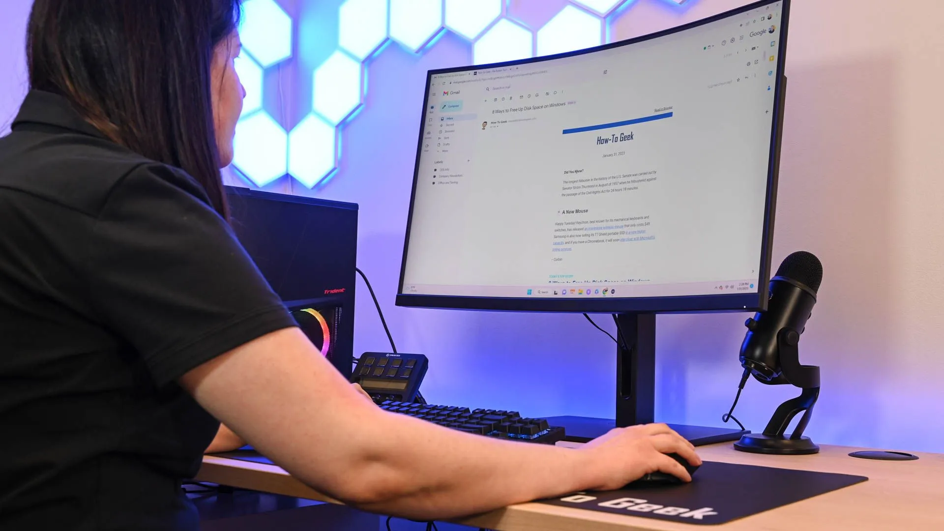 Hình ảnh một người đang đọc bản tin How-To Geek, liên quan đến chủ đề bảo mật của trình quản lý mật khẩu.