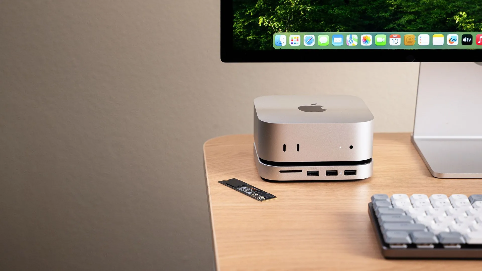 Hub mở rộng Satechi được thiết kế cho Mac Mini, cung cấp thêm các cổng kết nối và khả năng lưu trữ bổ sung.