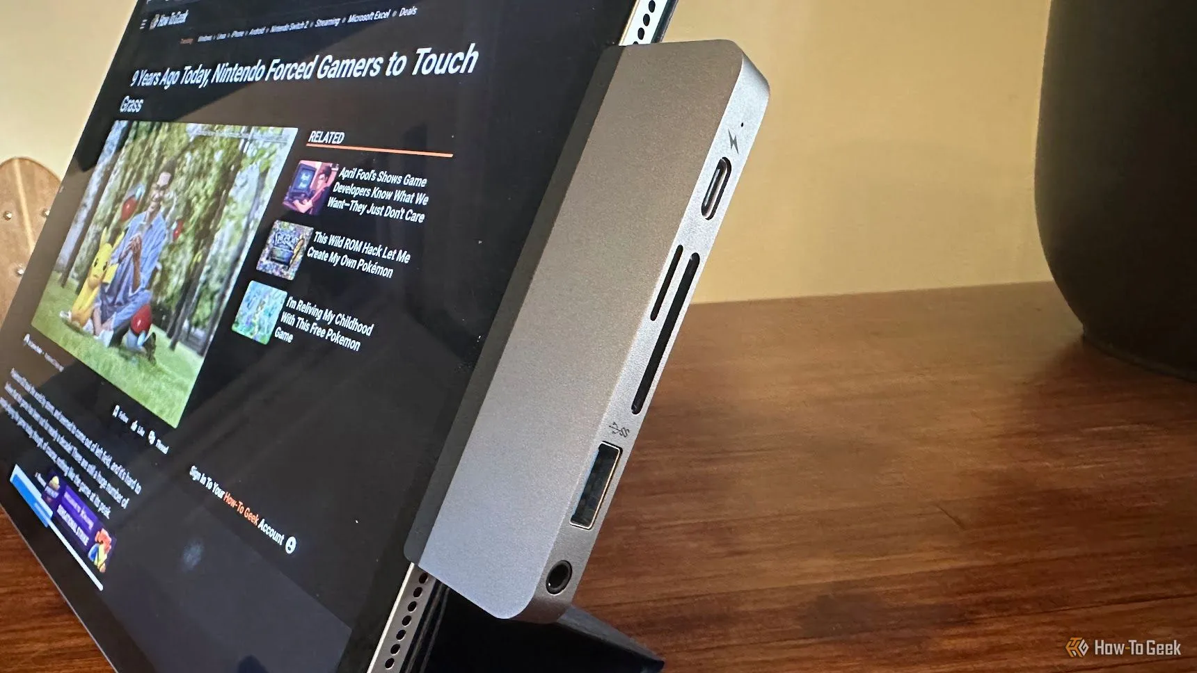 iPad với phụ kiện HyperDrive USB-C gắn vào cổng USB-C của máy
