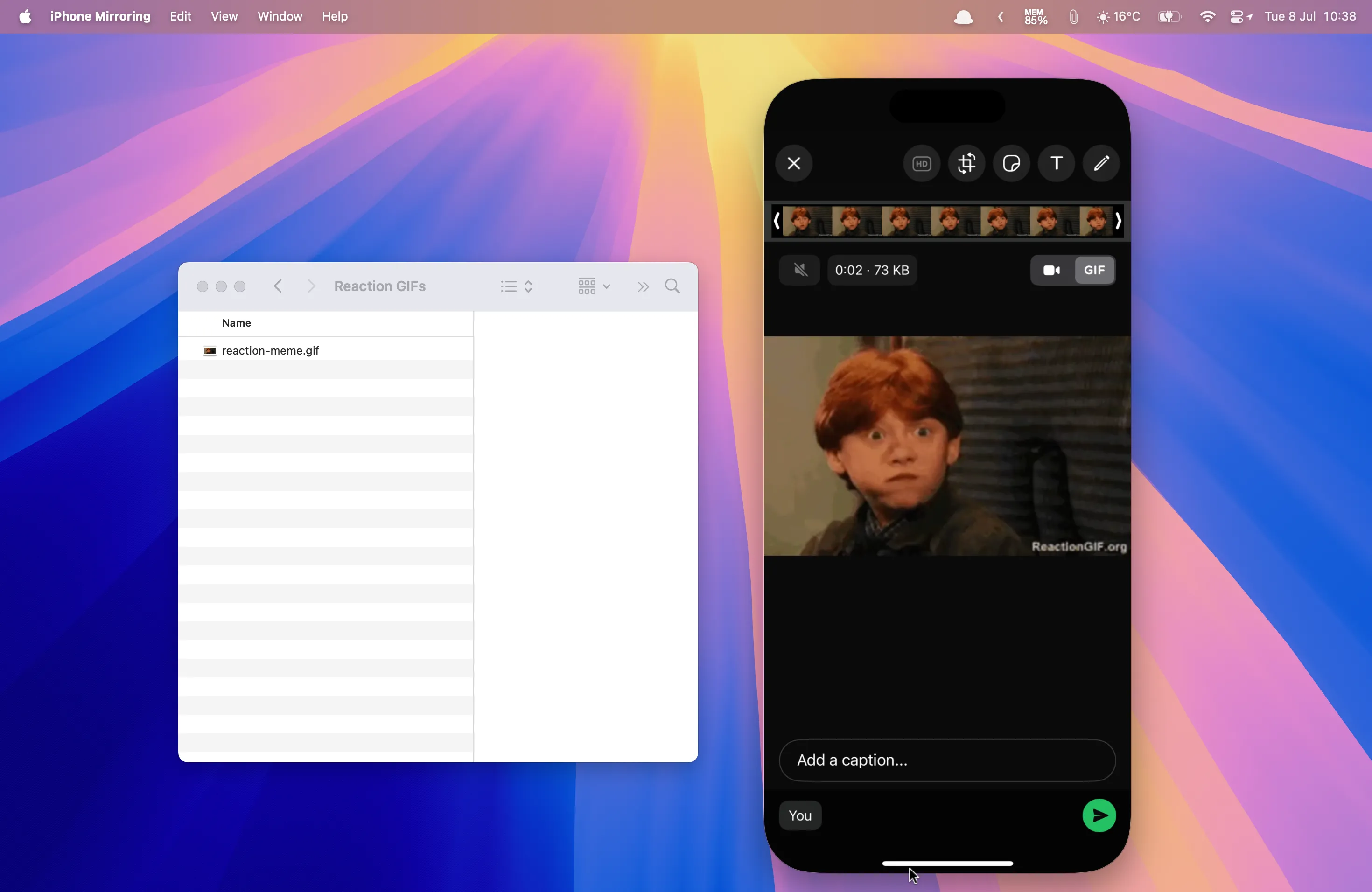 Kéo thả file GIF từ máy Mac trực tiếp vào ứng dụng WhatsApp trên iPhone ảo thông qua tính năng iPhone Mirroring.