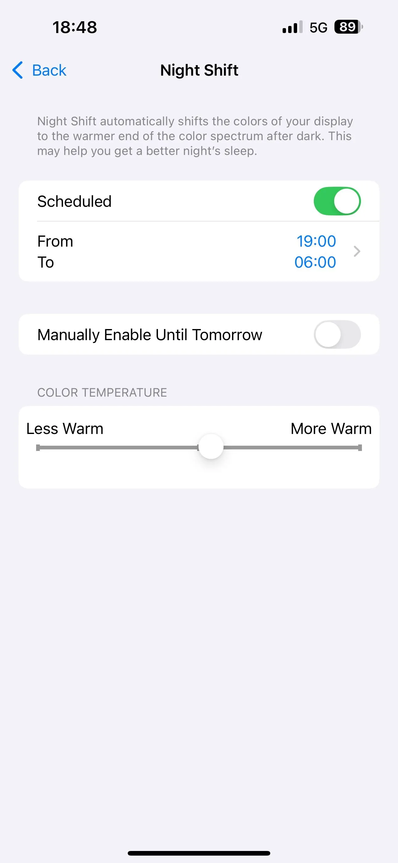 Kích hoạt tùy chọn Lập lịch cho tính năng Night Shift trong cài đặt iOS để tự động lọc ánh sáng xanh vào buổi tối.