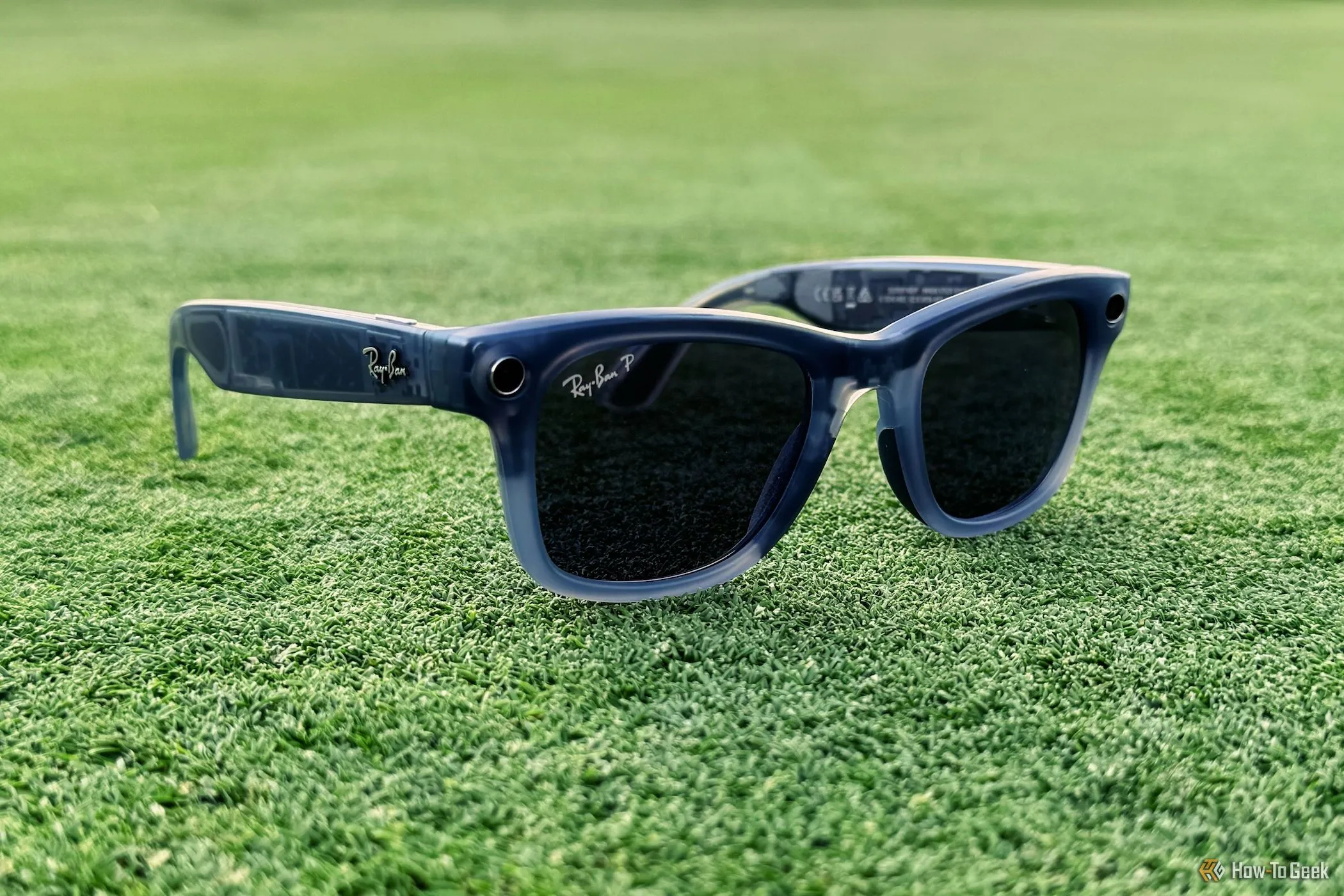 Kính thông minh Ray-Ban Meta màu đen đặt trên cỏ xanh