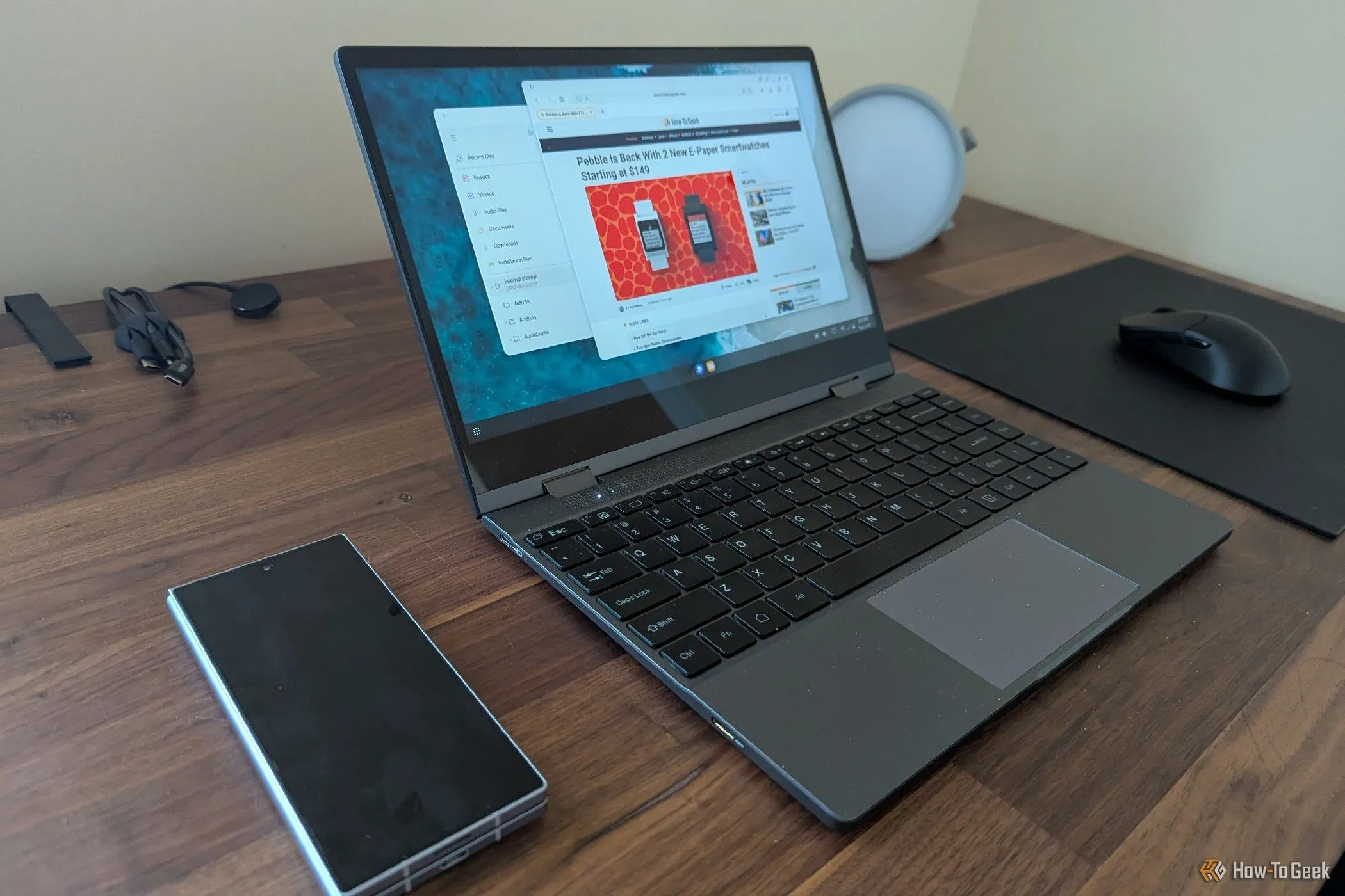 Lapdock UPERFECT kết nối không dây với điện thoại Galaxy Z Fold 6, mang đến trải nghiệm làm việc như trên laptop.