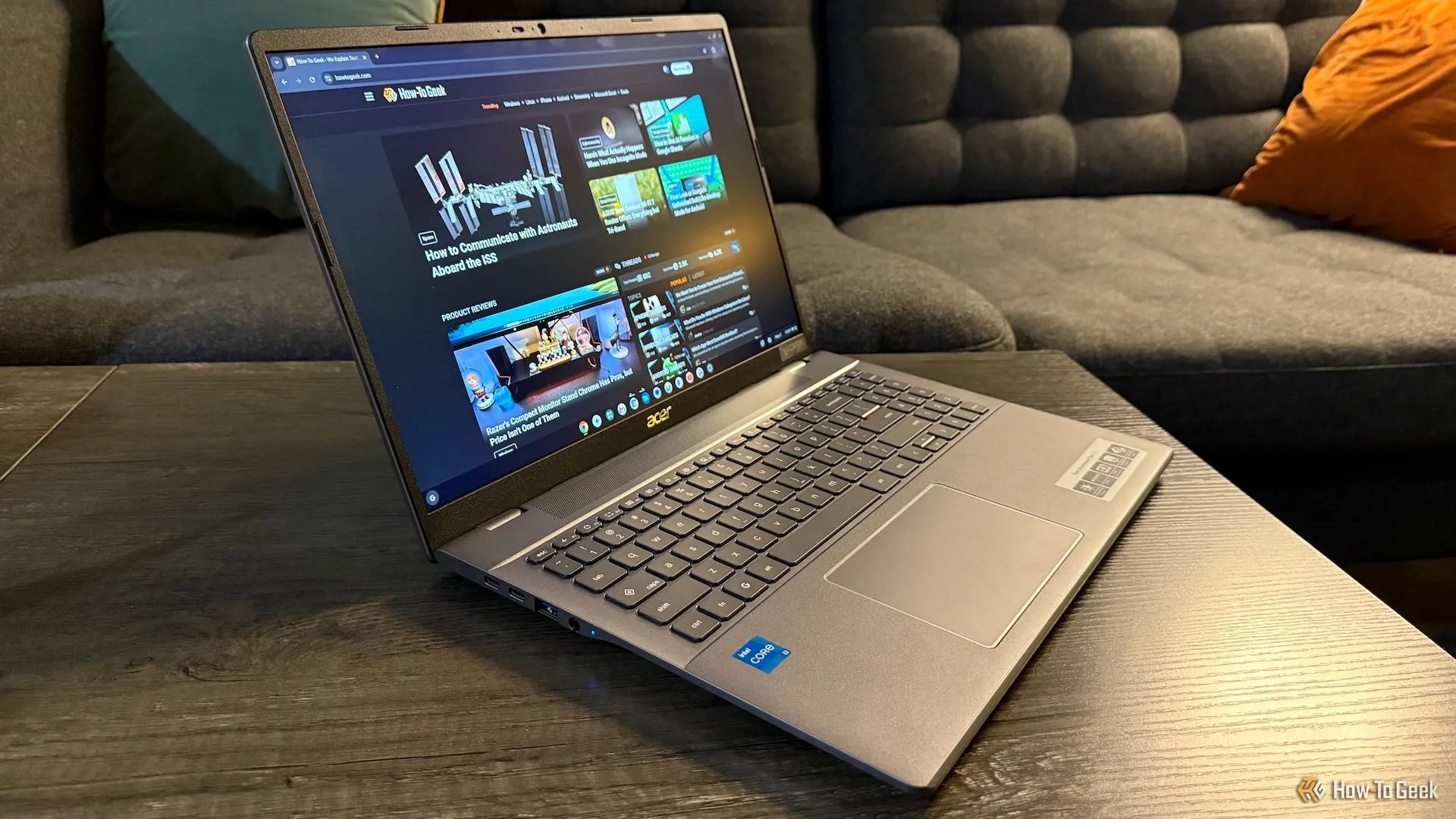 Laptop Acer Chromebook Plus 516 mở trên bàn, nhìn từ một góc