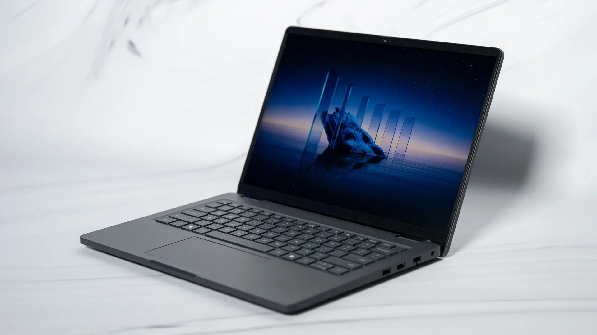 Laptop Dell Pro 14 với thiết kế sang trọng, tối ưu cho năng suất làm việc