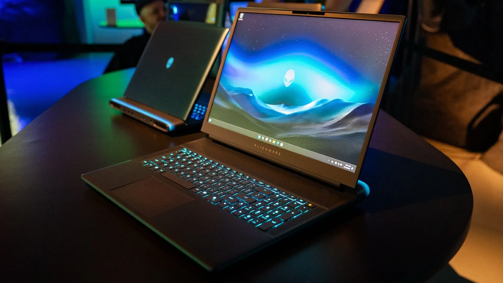 Laptop gaming Alienware 18 Area-51 cao cấp với màn hình lớn và bàn phím rực rỡ